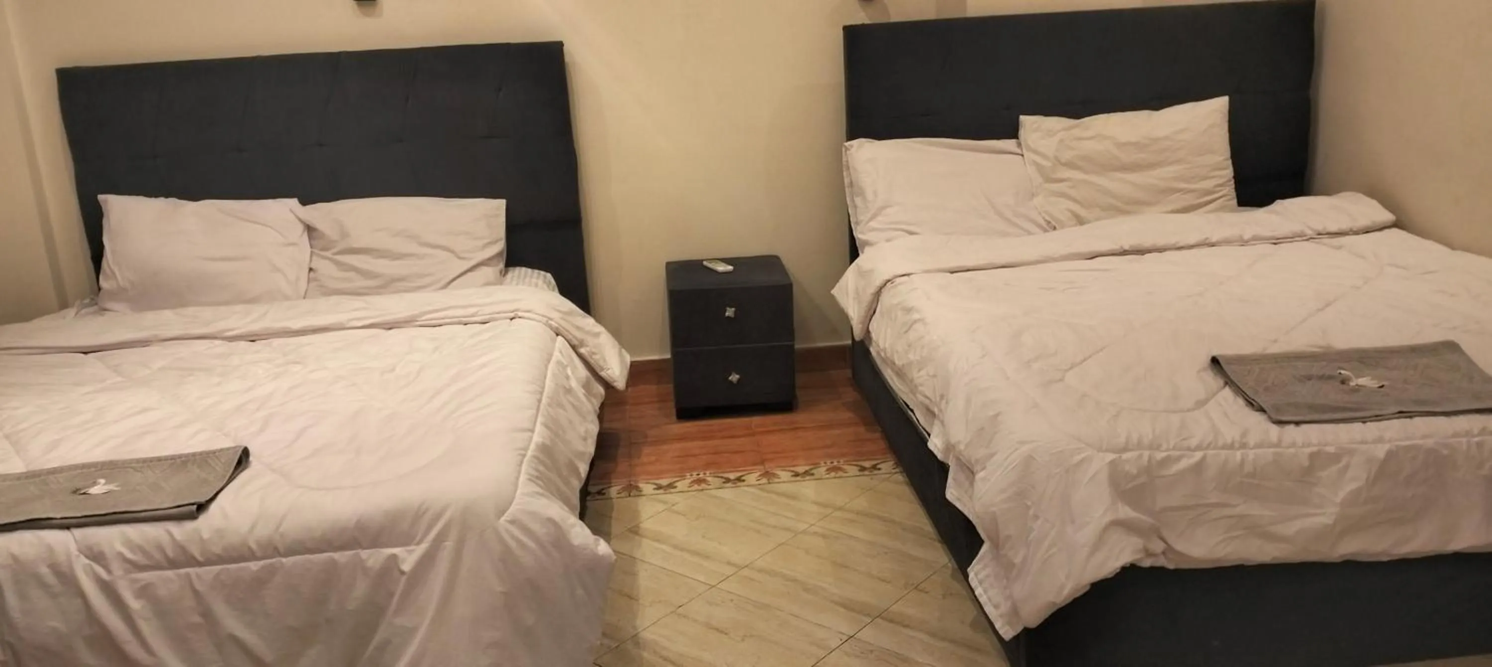 Bedroom in Zeina pyramids view