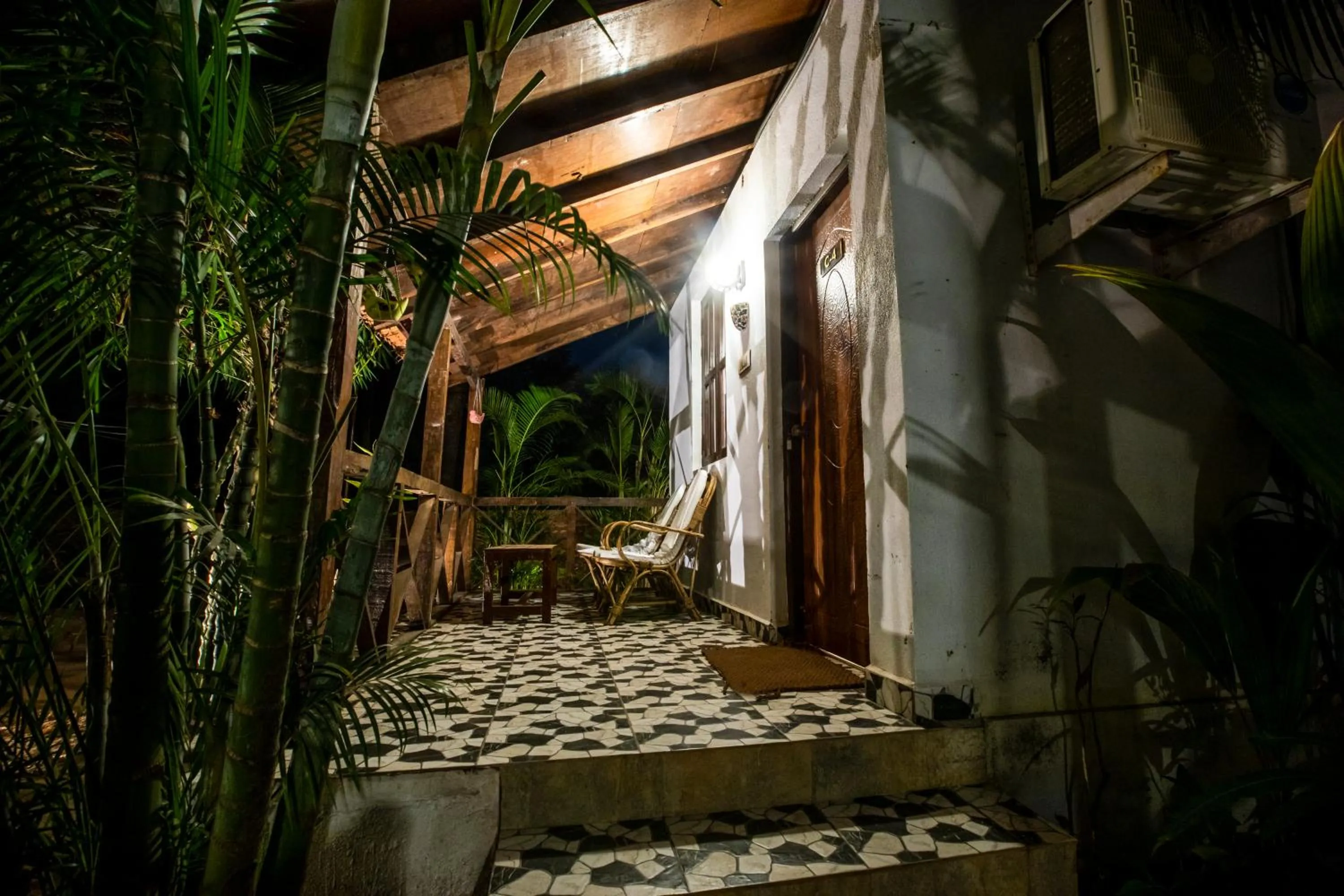 Night in Woodpegger By The Beach, Mandrem