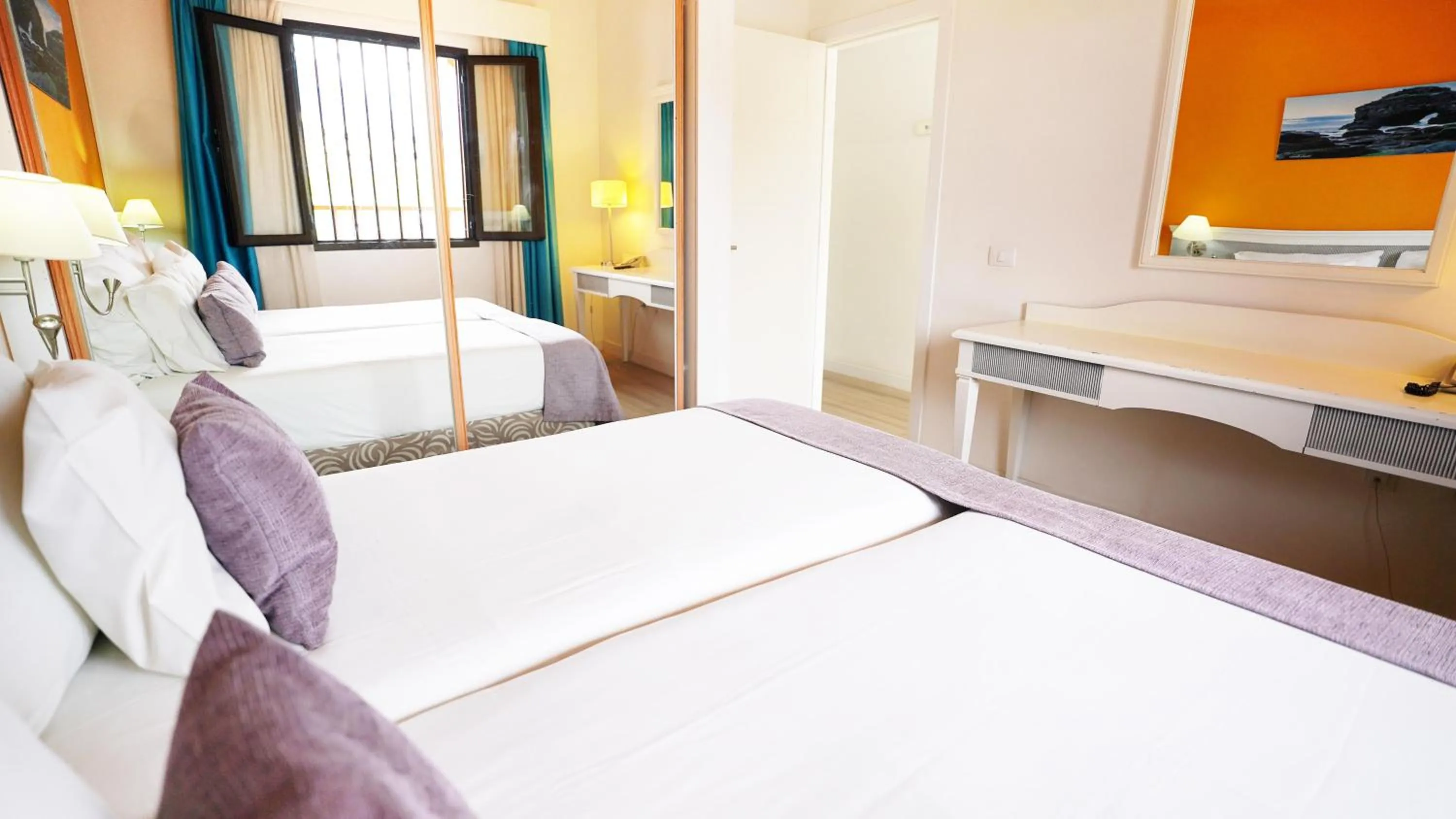 Photo of the whole room, Bed in Coral Los Alisios