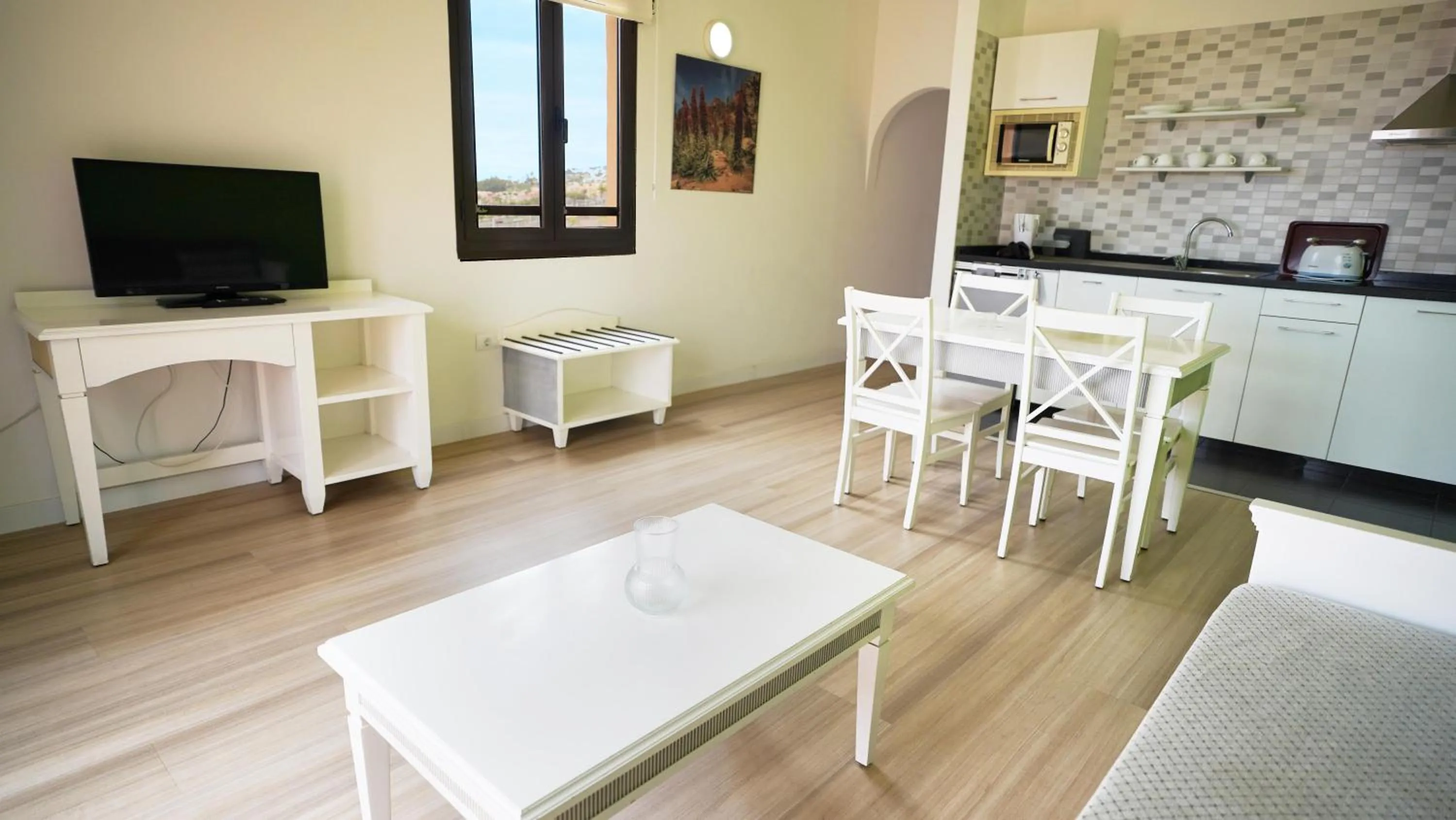 Photo of the whole room in Coral Los Alisios