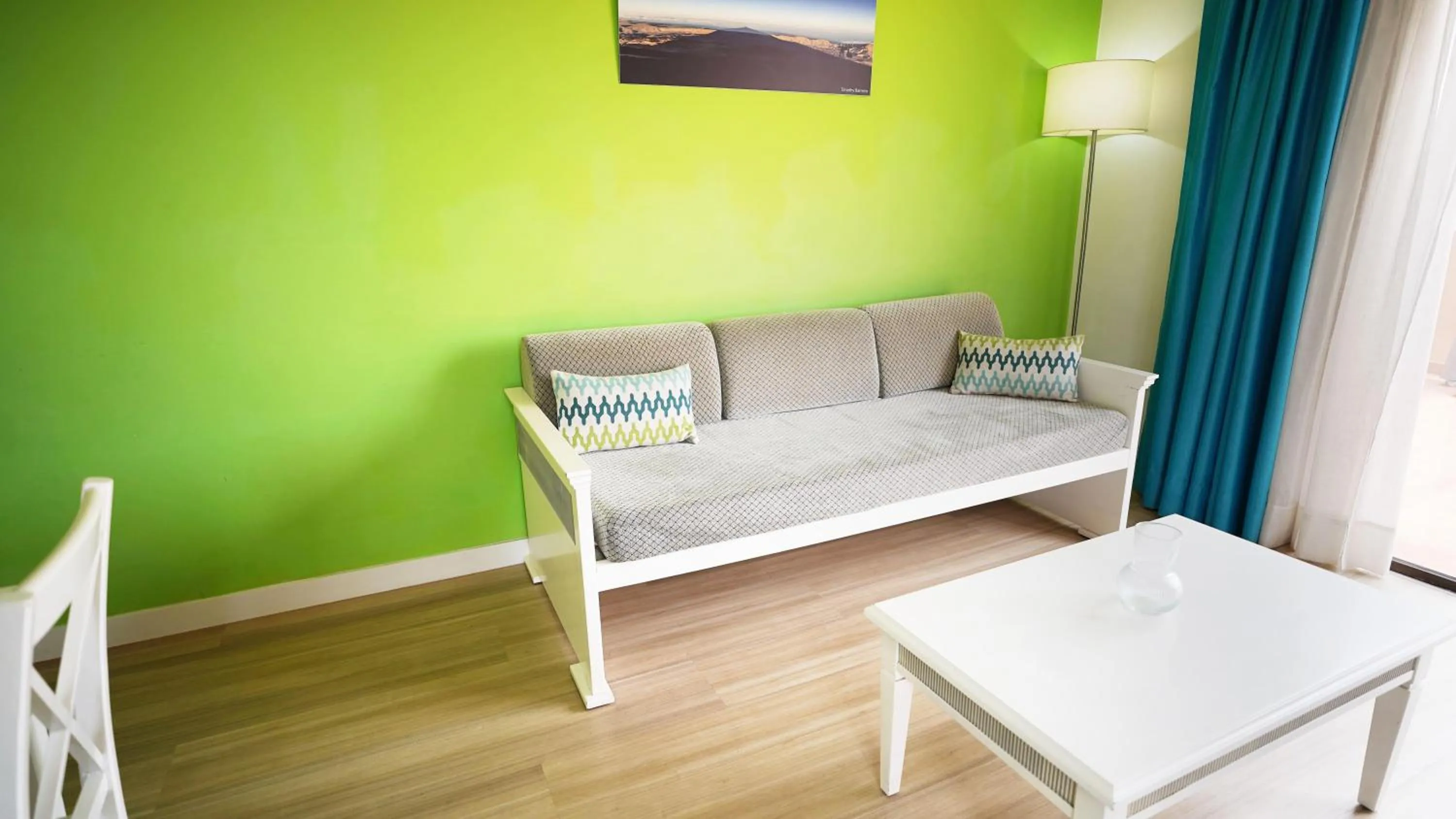 Photo of the whole room, Bed in Coral Los Alisios