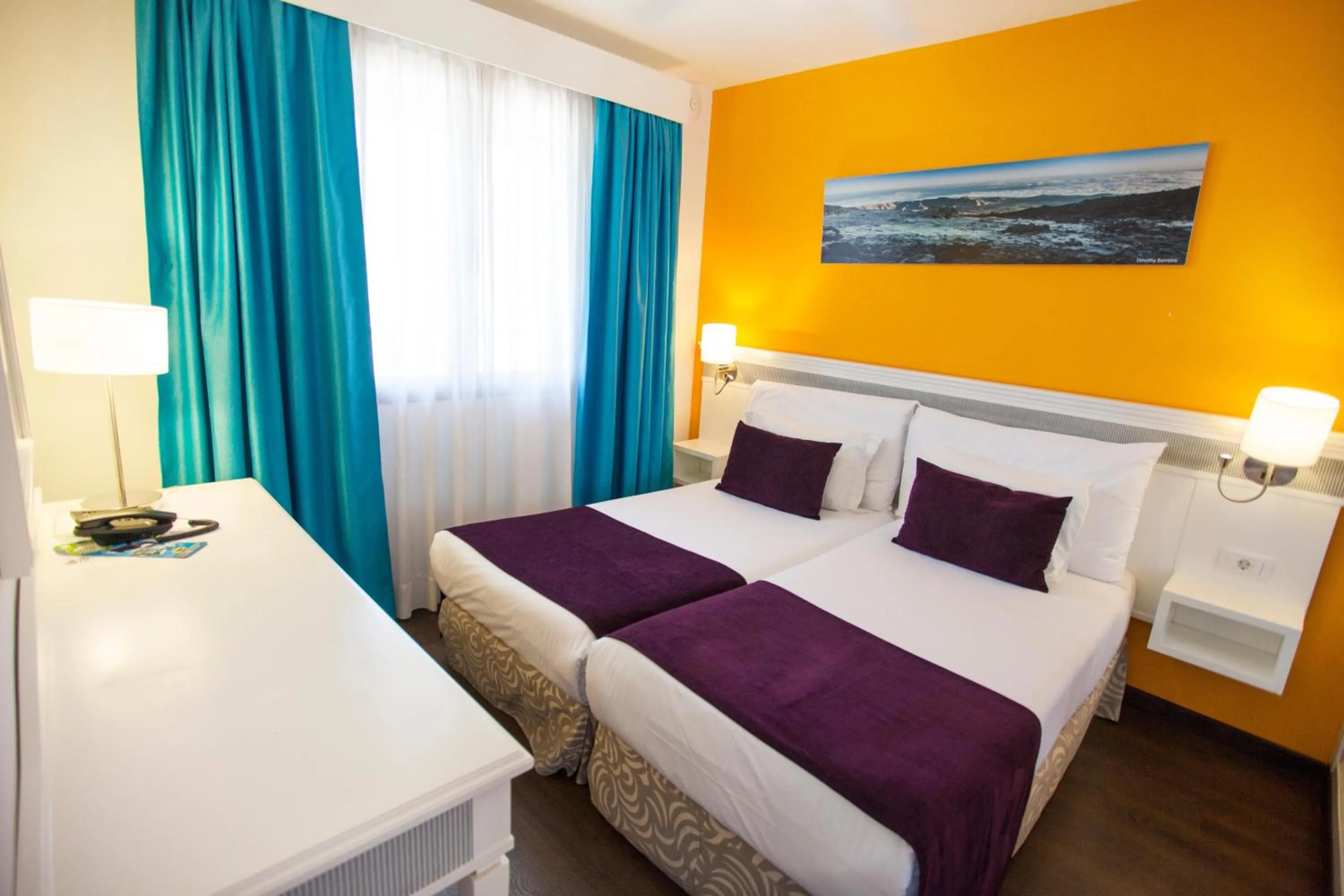 Photo of the whole room, Bed in Coral Los Alisios