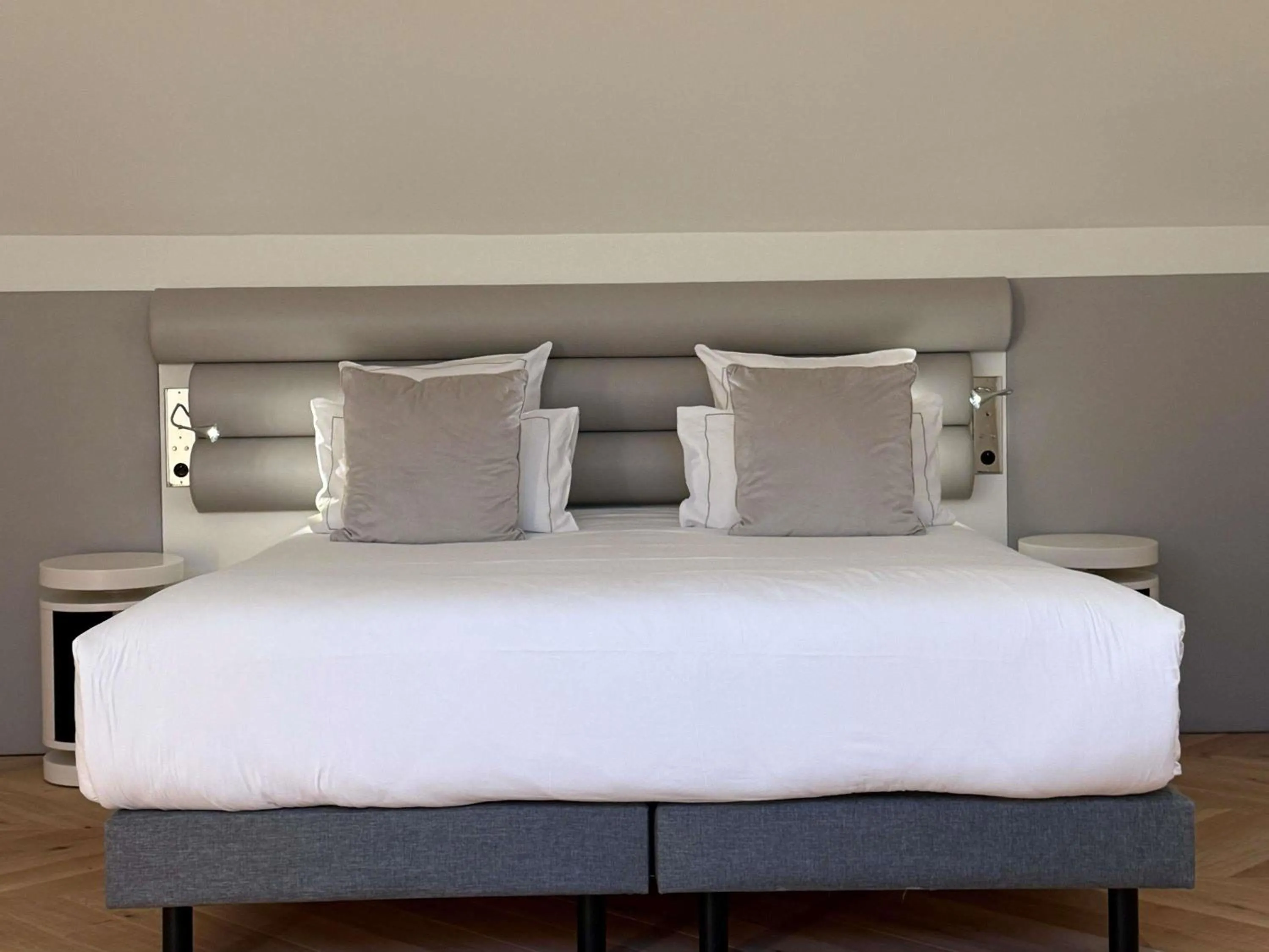 Bedroom, Bed in La Licorne Hotel & Spa Troyes - MGallery Collection