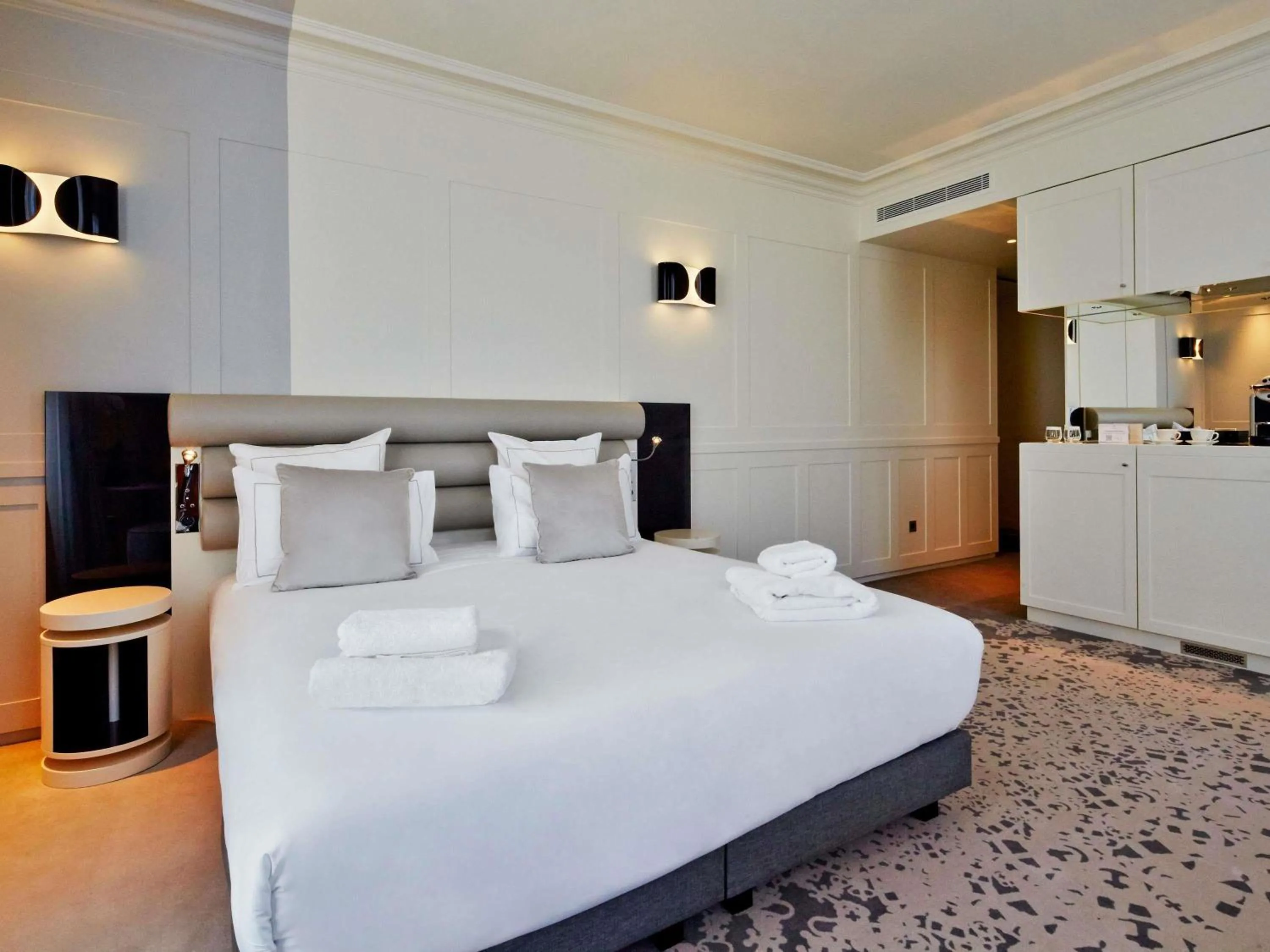 Bedroom, Bed in La Licorne Hotel & Spa Troyes - MGallery Collection