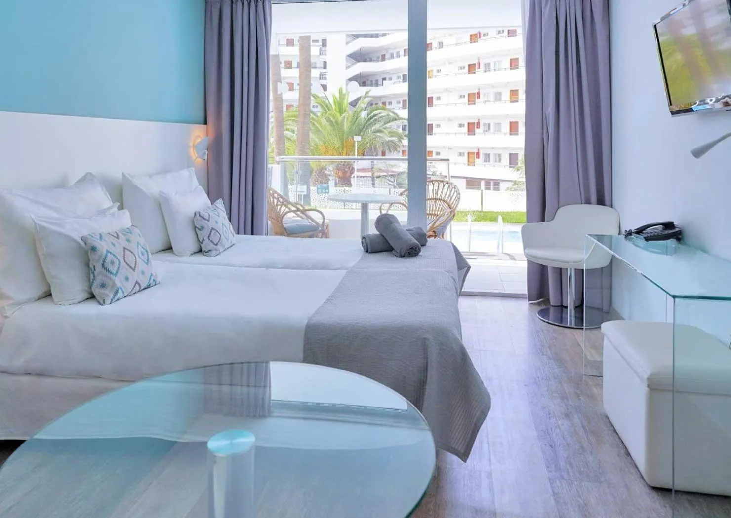 Photo of the whole room, Bed in Coral Ocean View - Adults Only