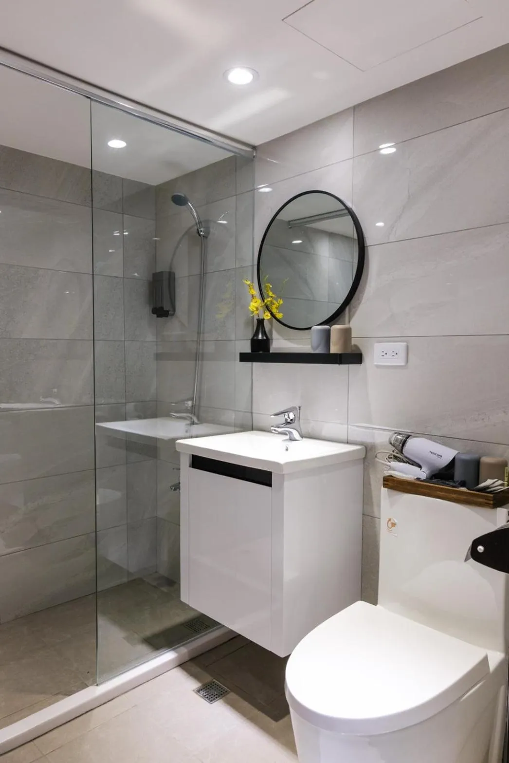 Shower in Giant Rich Hotel