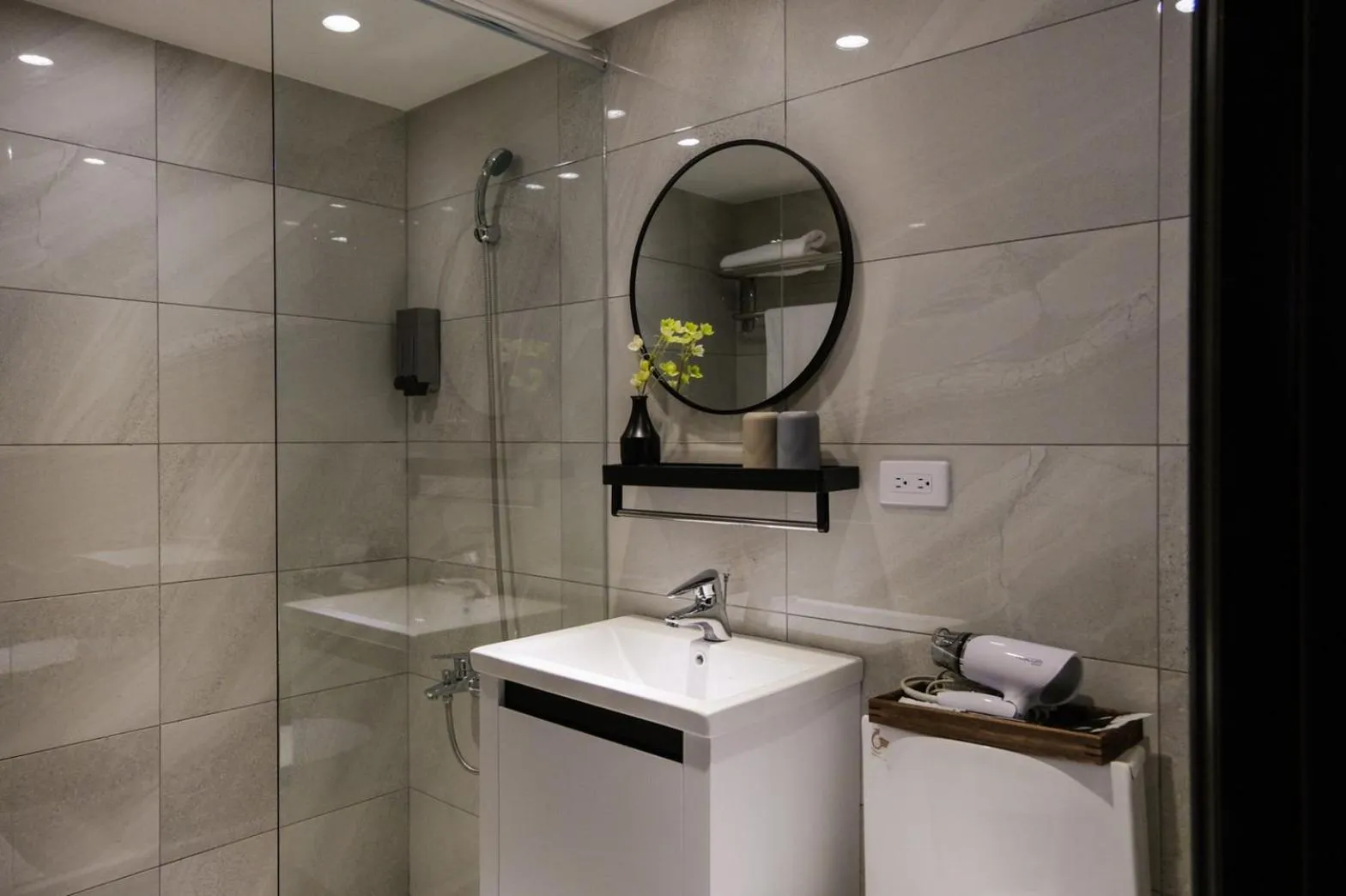 Shower in Giant Rich Hotel