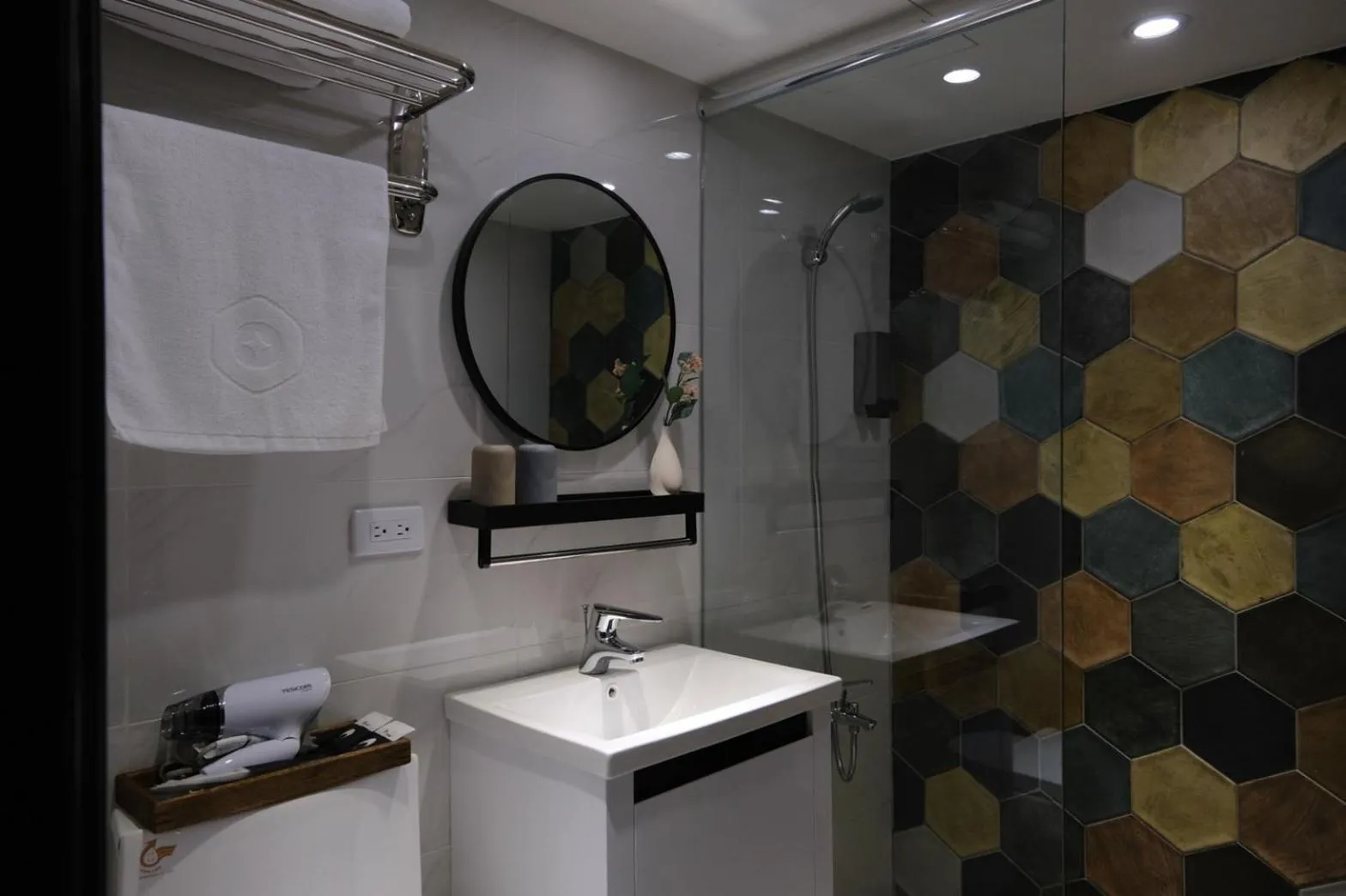 Shower in Giant Rich Hotel