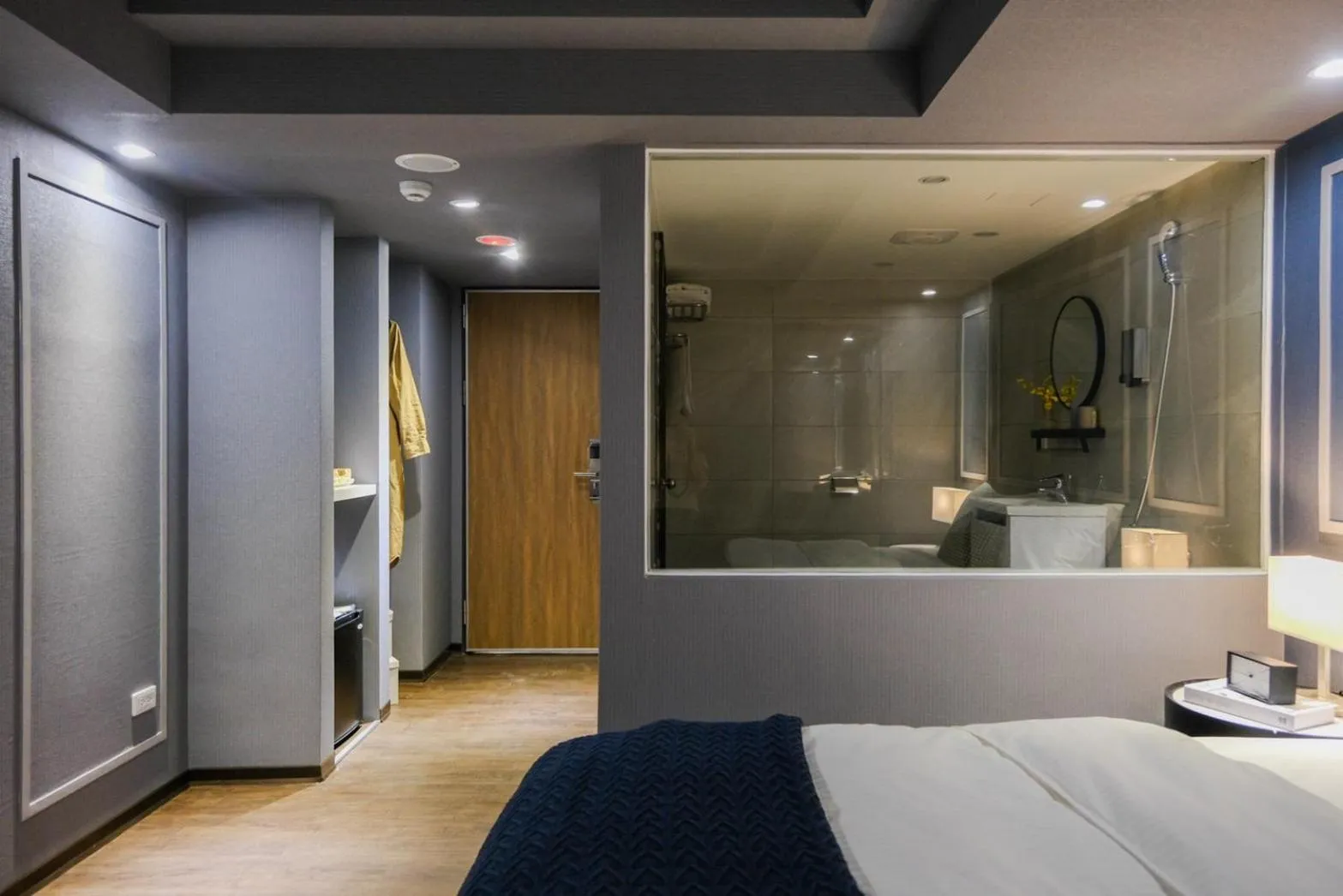 Bathroom, Bed in Giant Rich Hotel