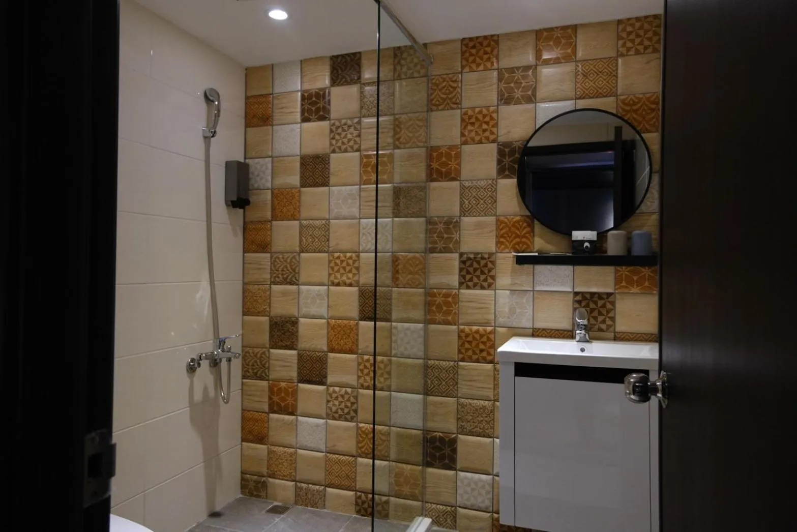 Shower in Giant Rich Hotel