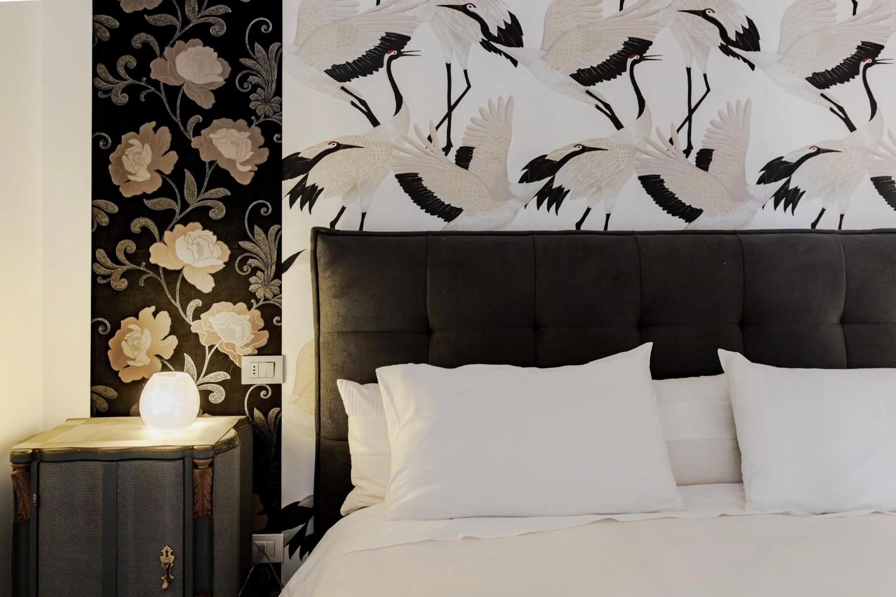 Decorative detail, Bed in MY PLACE Suite Apartment - Milano Navigli