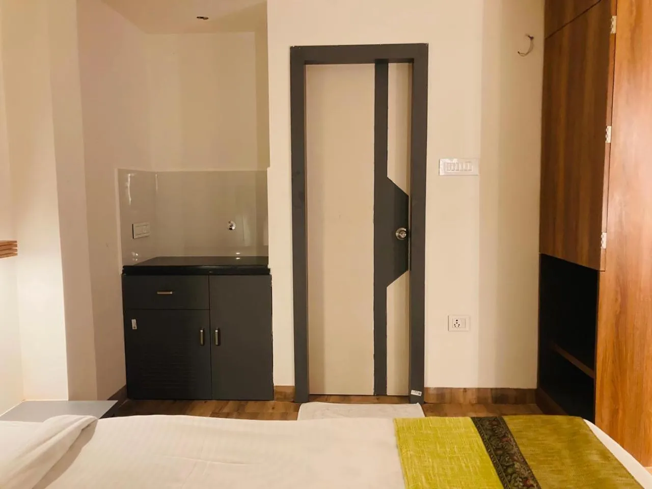 Kitchen or kitchenette, Bed in The Lavish Stay