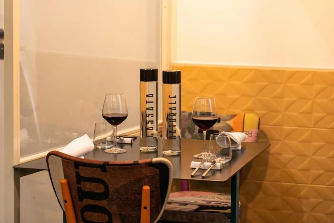 Restaurant/places to eat in Bhr Cavour 150