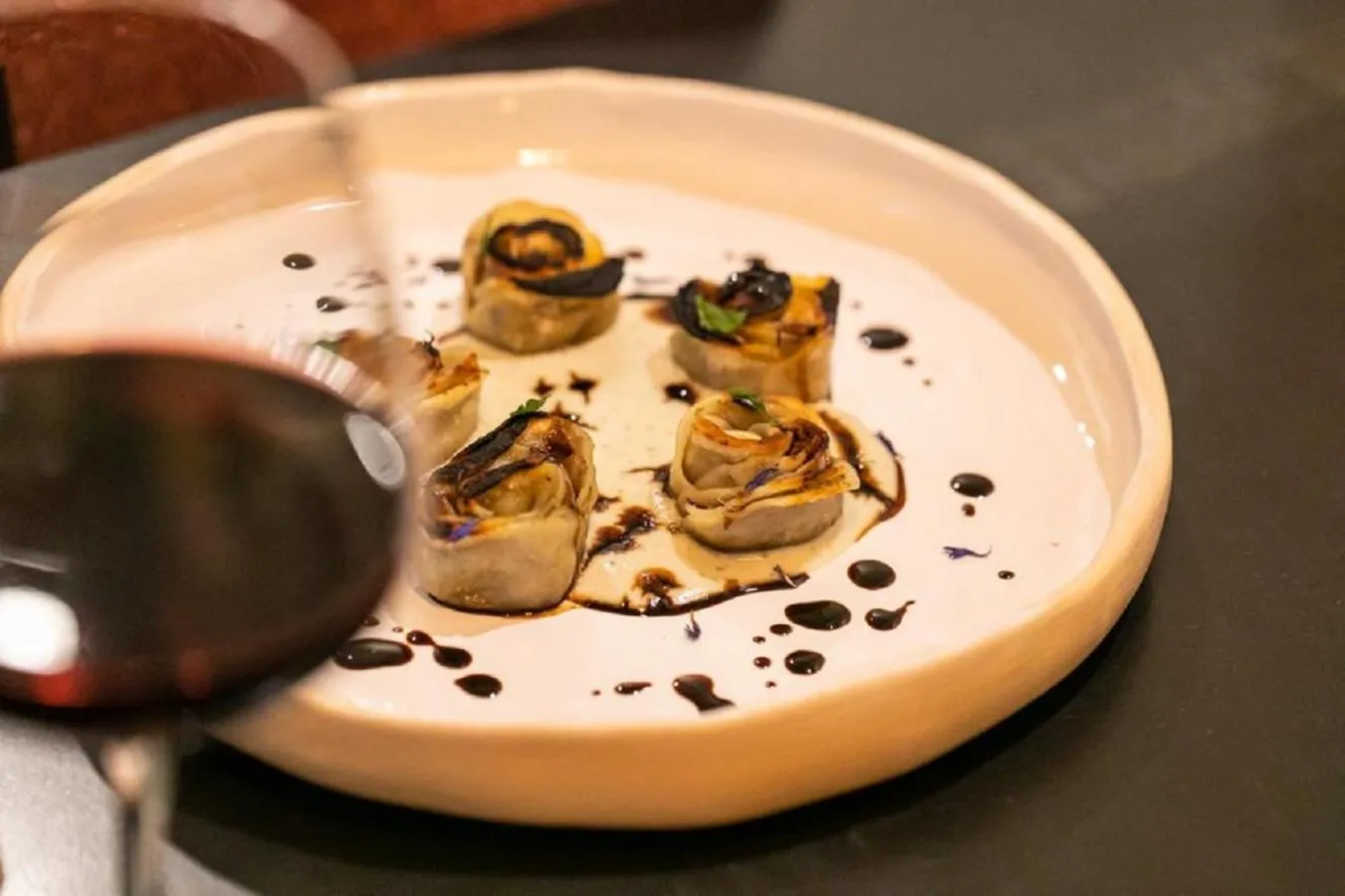 Restaurant/places to eat in Bhr Cavour 150