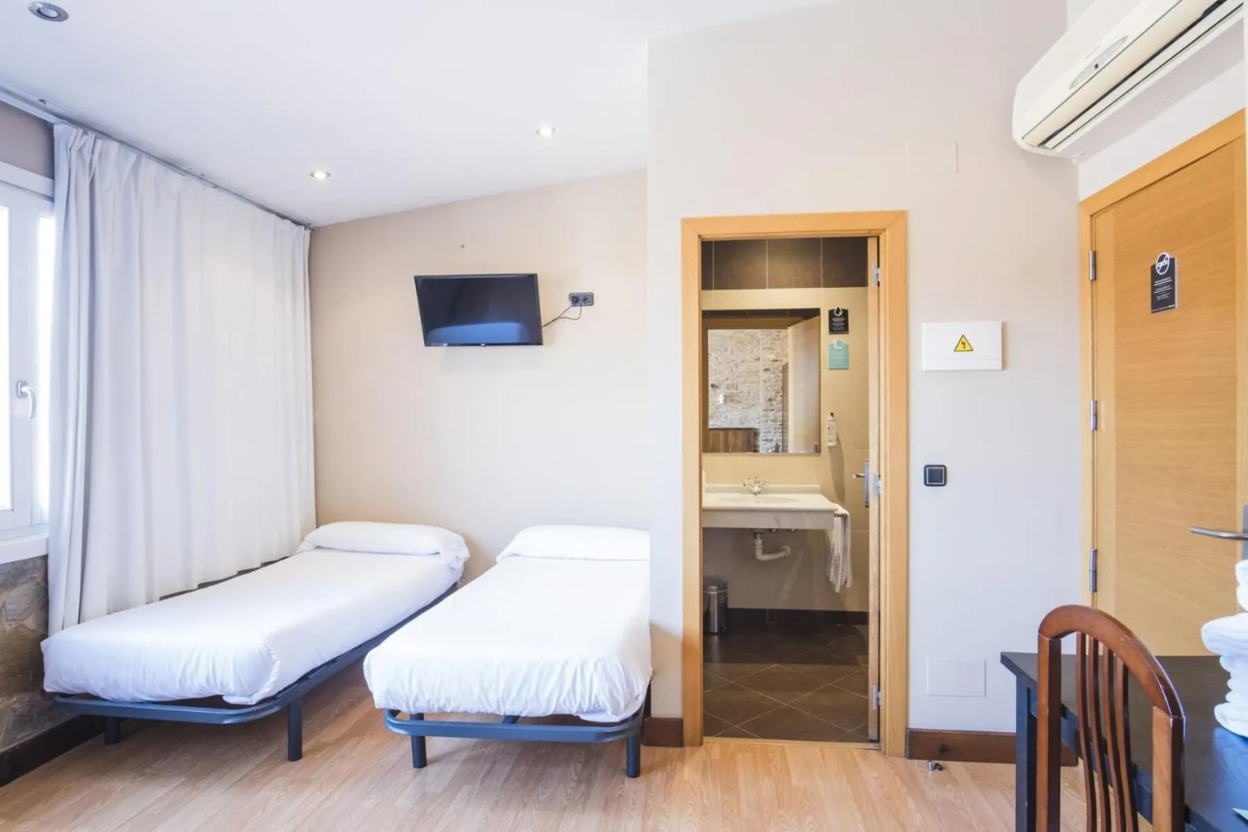 Photo of the whole room, Bed in Hotel Alda Avenida