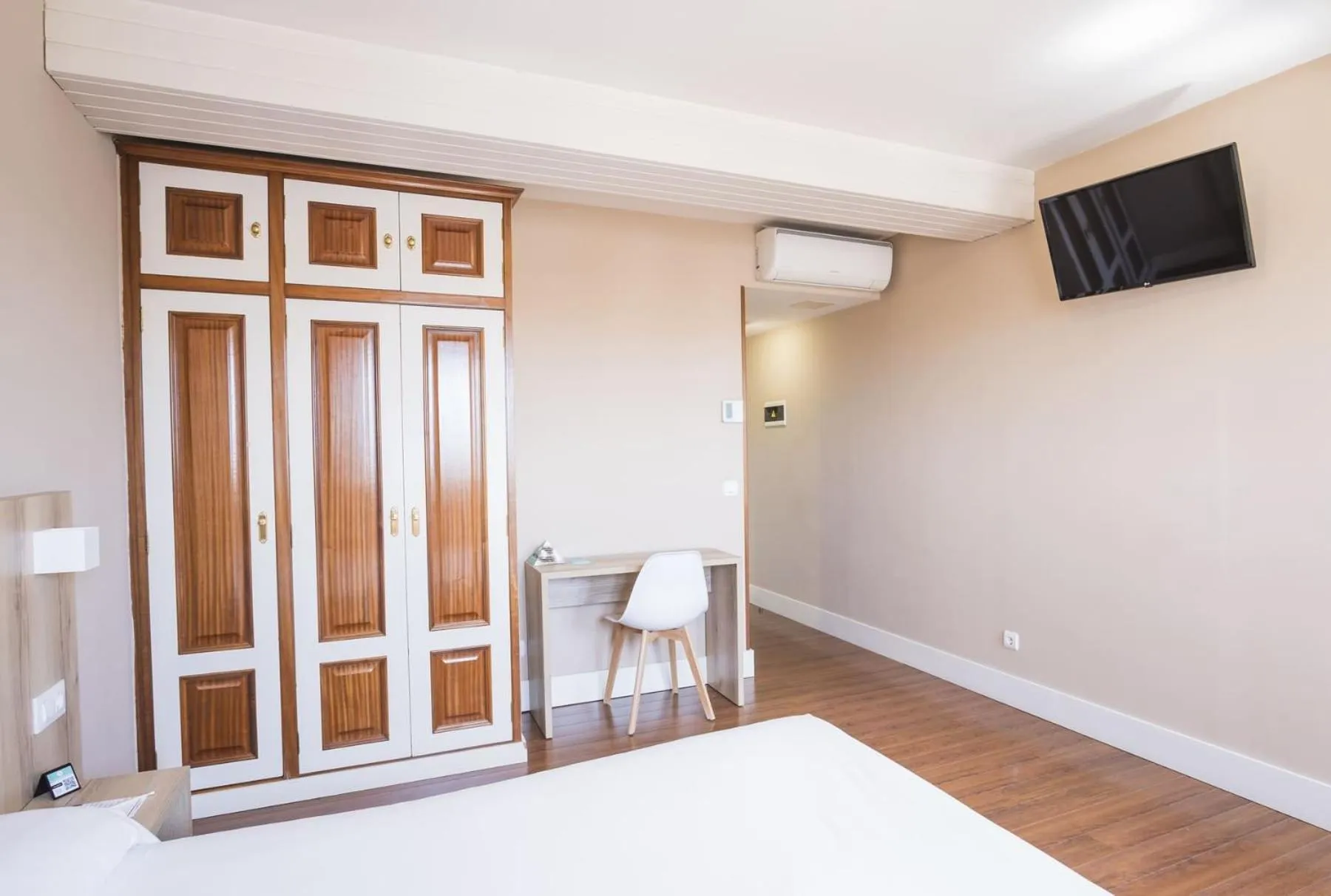 wardrobe in Hotel Alda Avenida