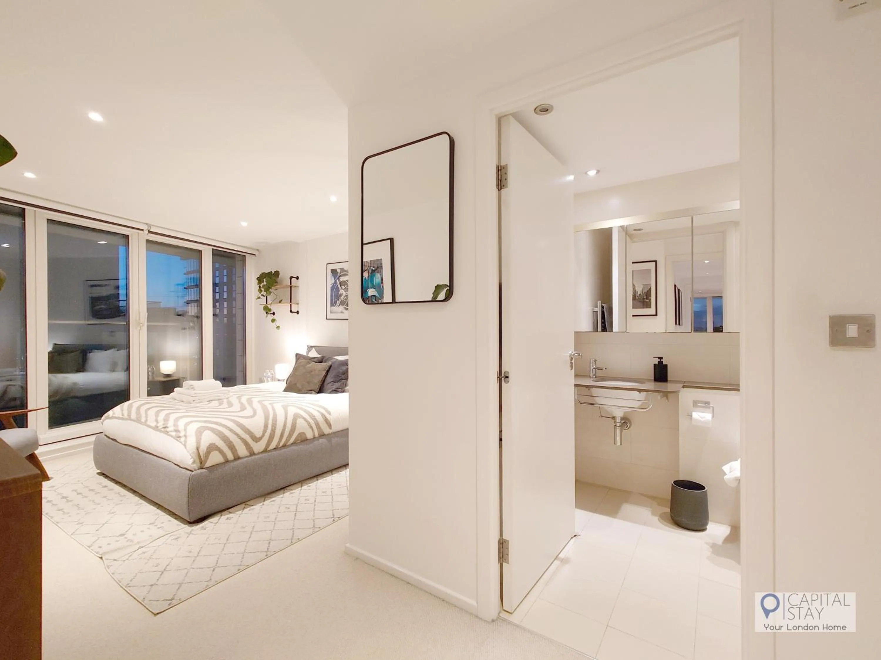 Bathroom, Bed in Deluxe Two Bed Apartment with River & City View