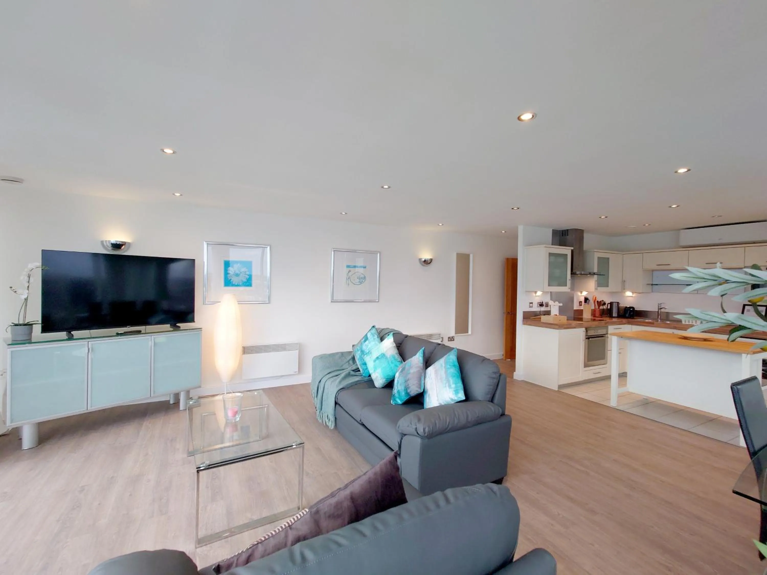 Deluxe Two Bed Apartment with River & City View