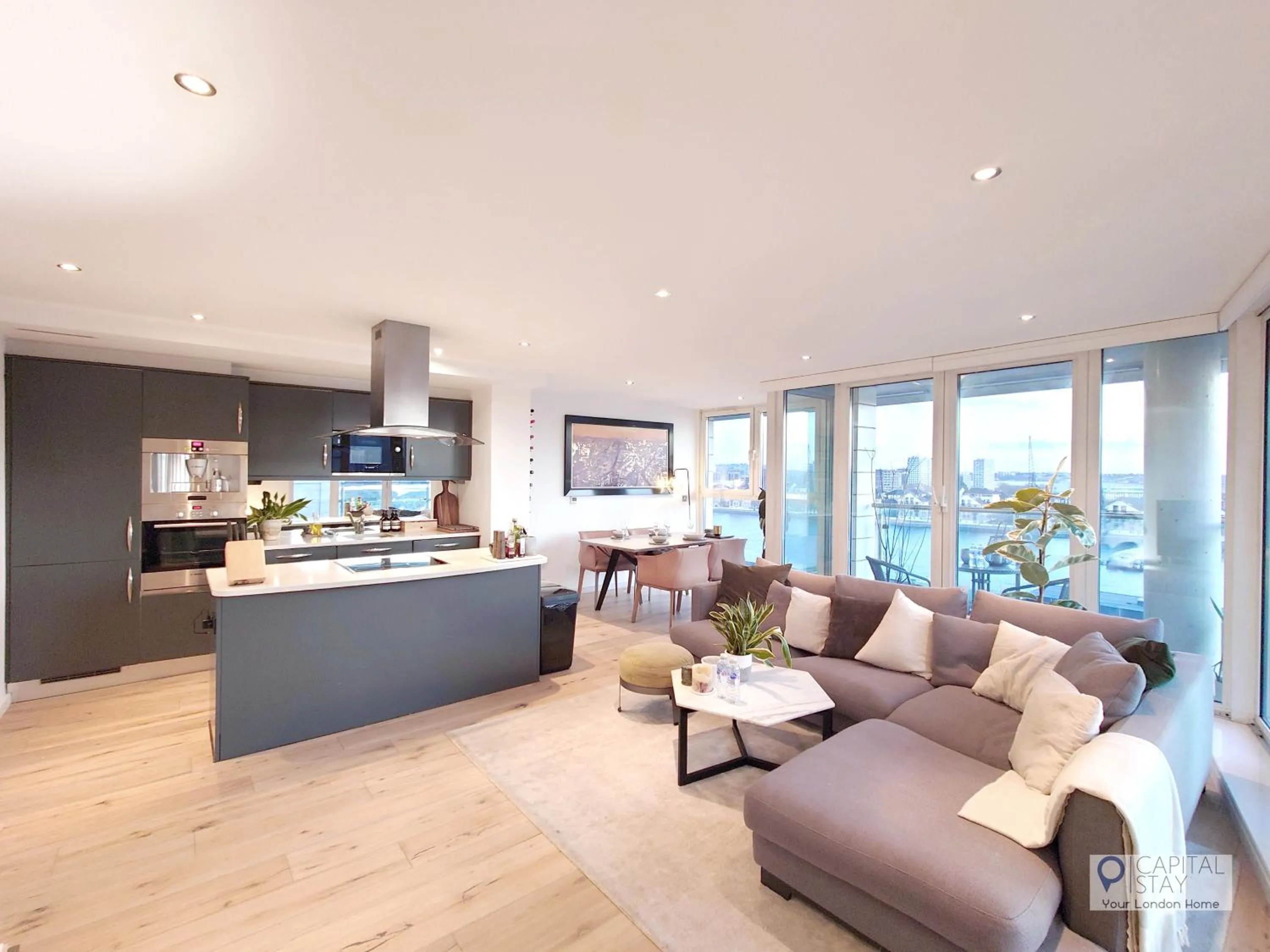 TV and multimedia in Deluxe Two Bed Apartment with River & City View