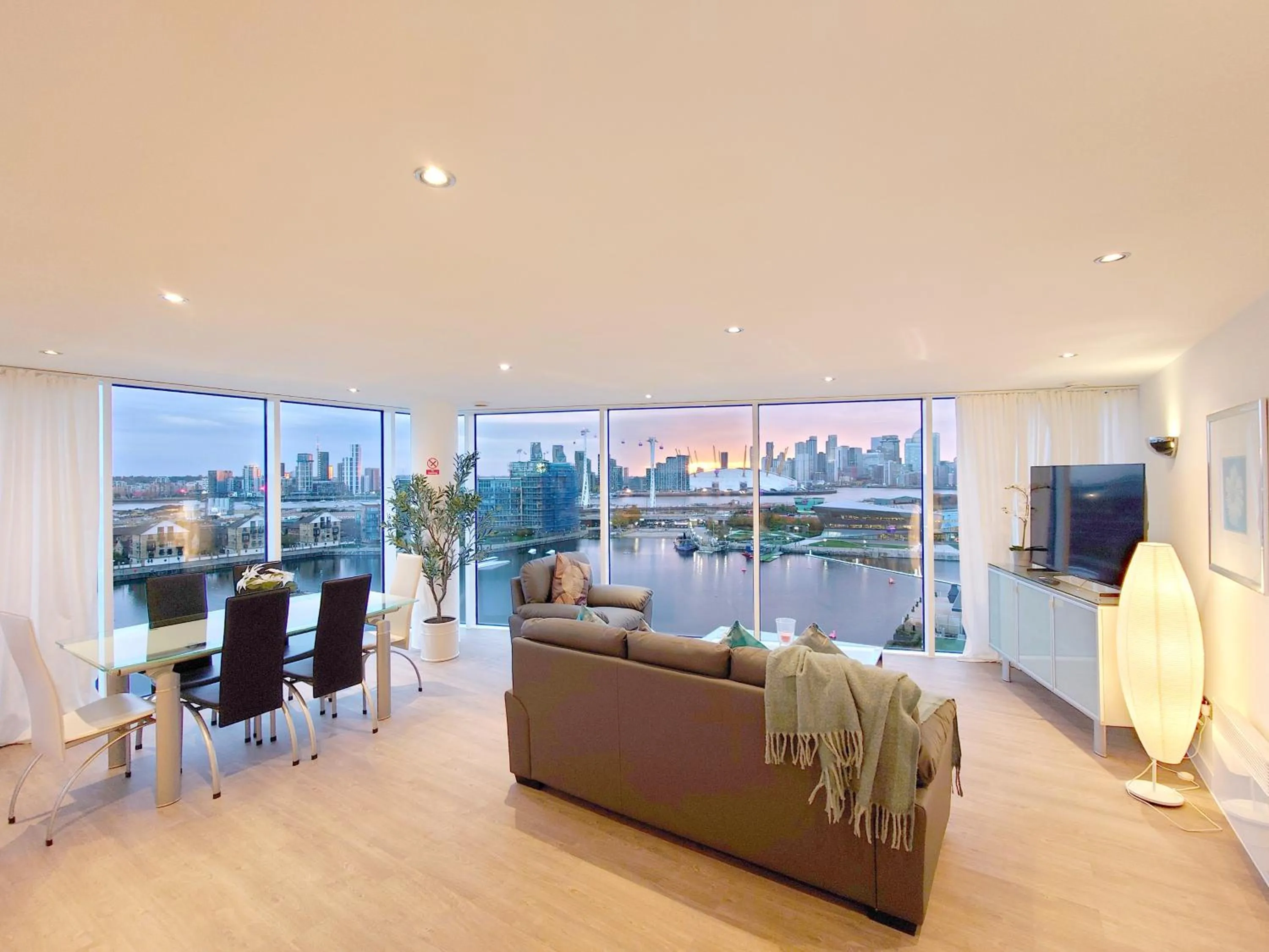 Deluxe Two Bed Apartment with River & City View