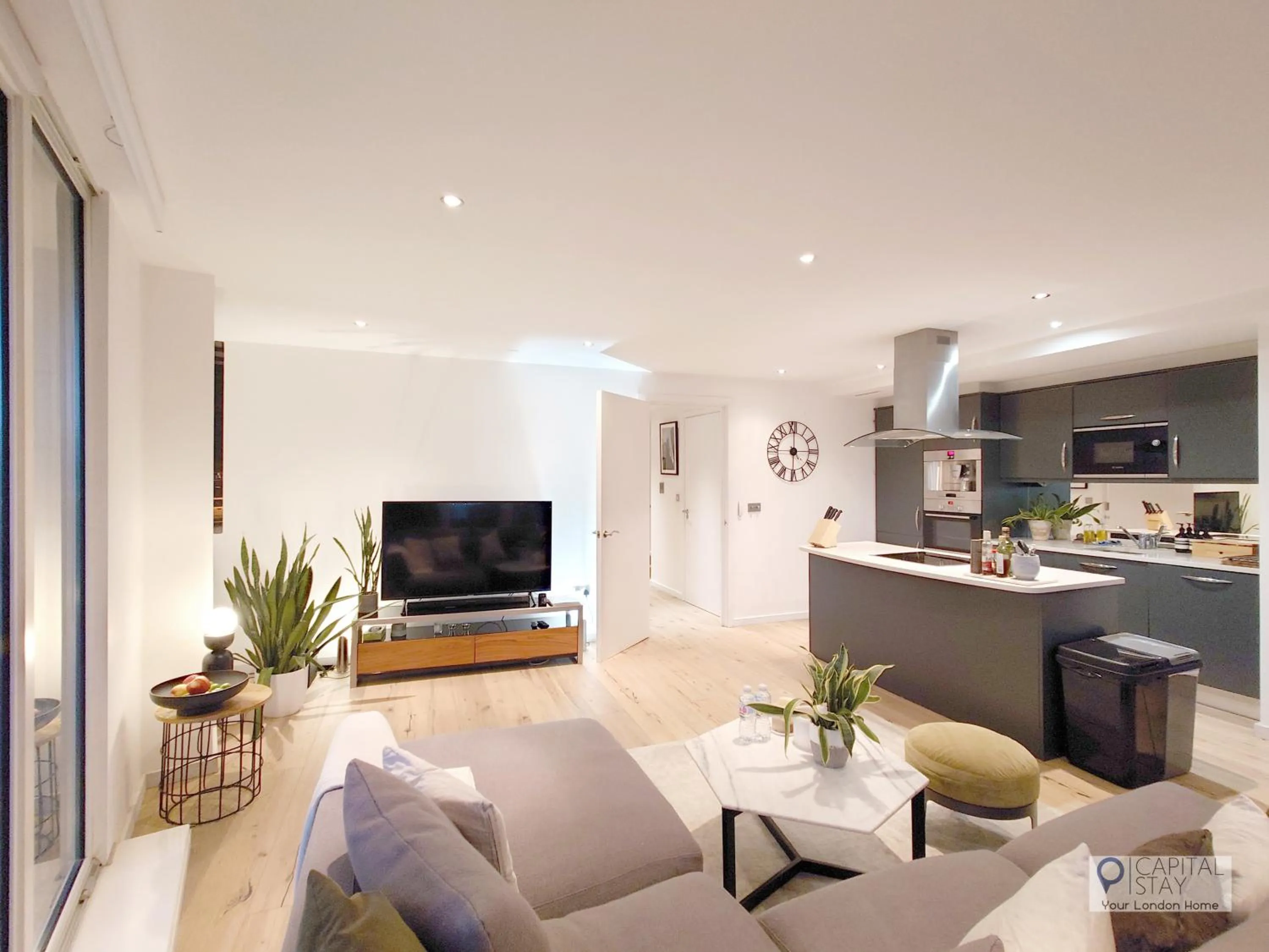 TV and multimedia in Deluxe Two Bed Apartment with River & City View