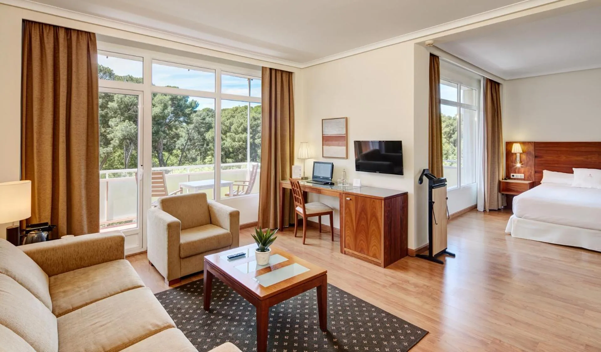 Bed in Sercotel Los Llanos