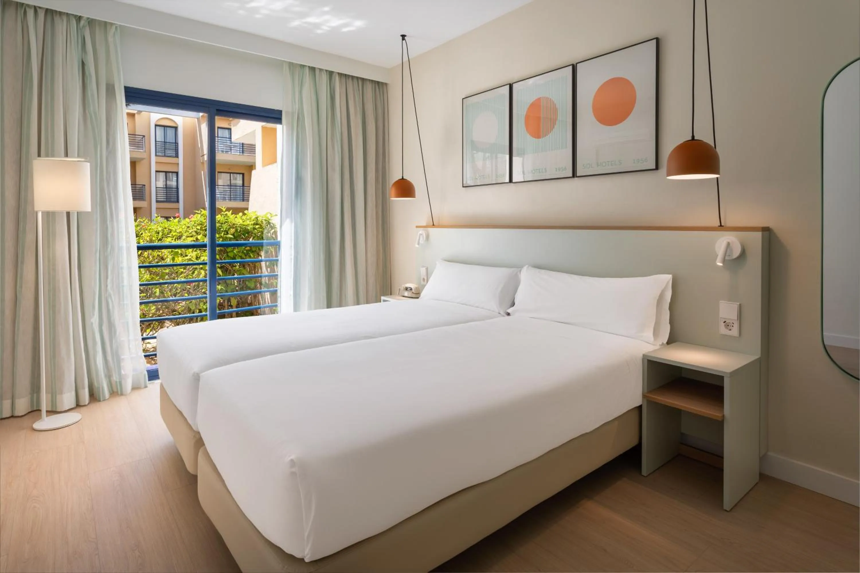 Bed in Sol Sancti Petri Aparthotel