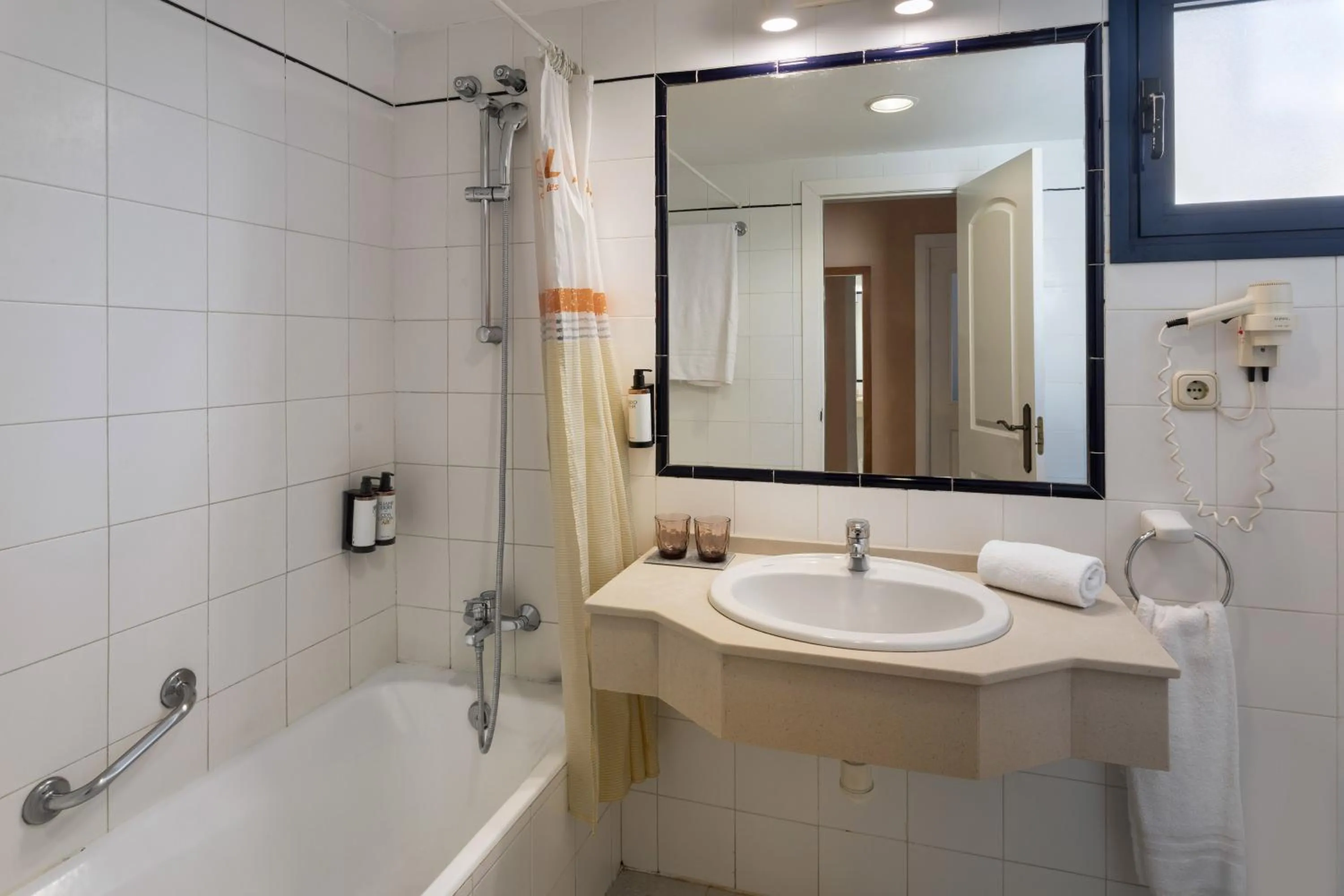 Bathroom in Sol Sancti Petri Aparthotel