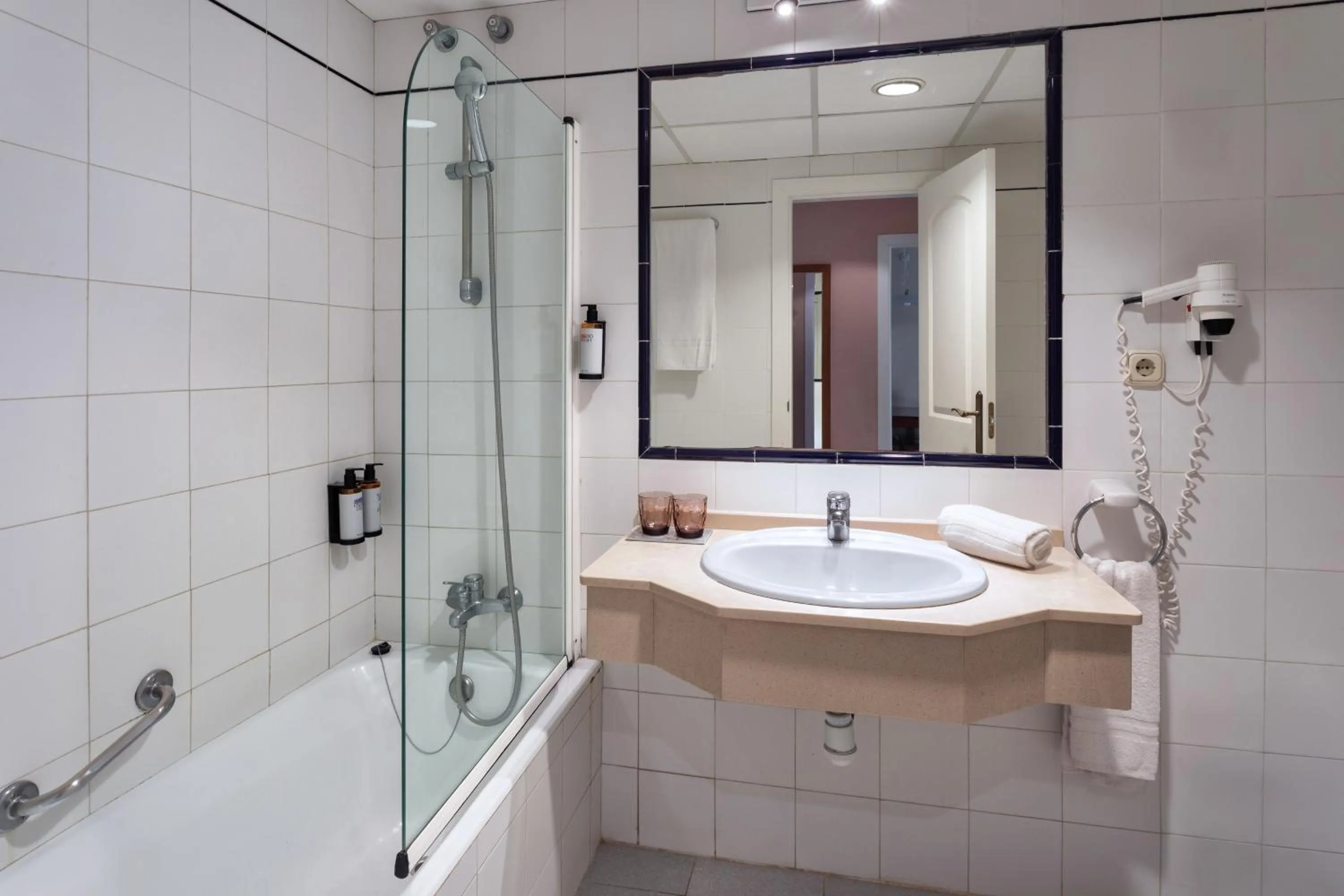 Bathroom in Sol Sancti Petri Aparthotel