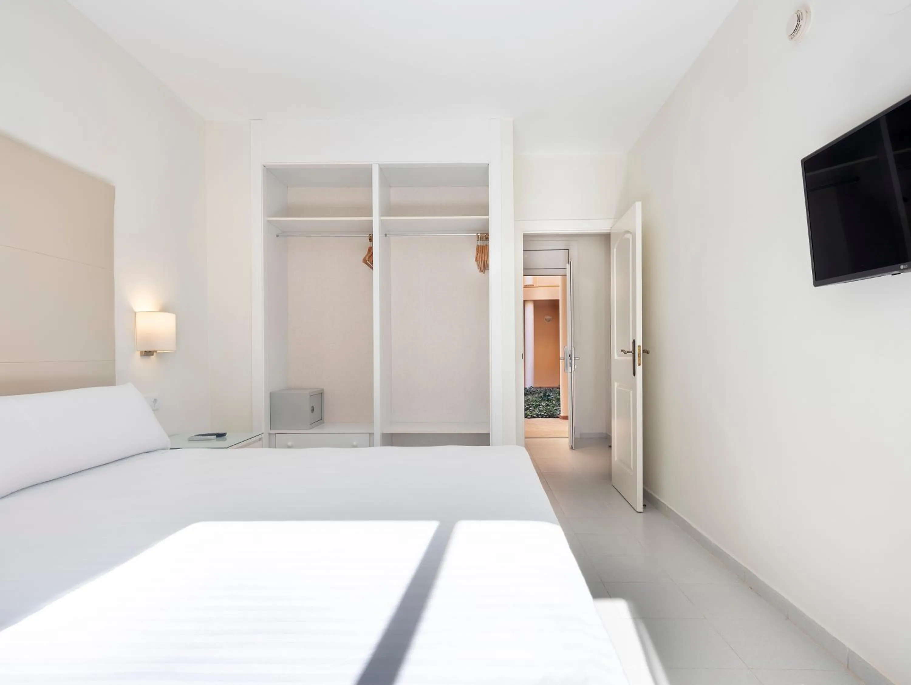 Bedroom, Bed in Sol Sancti Petri Aparthotel