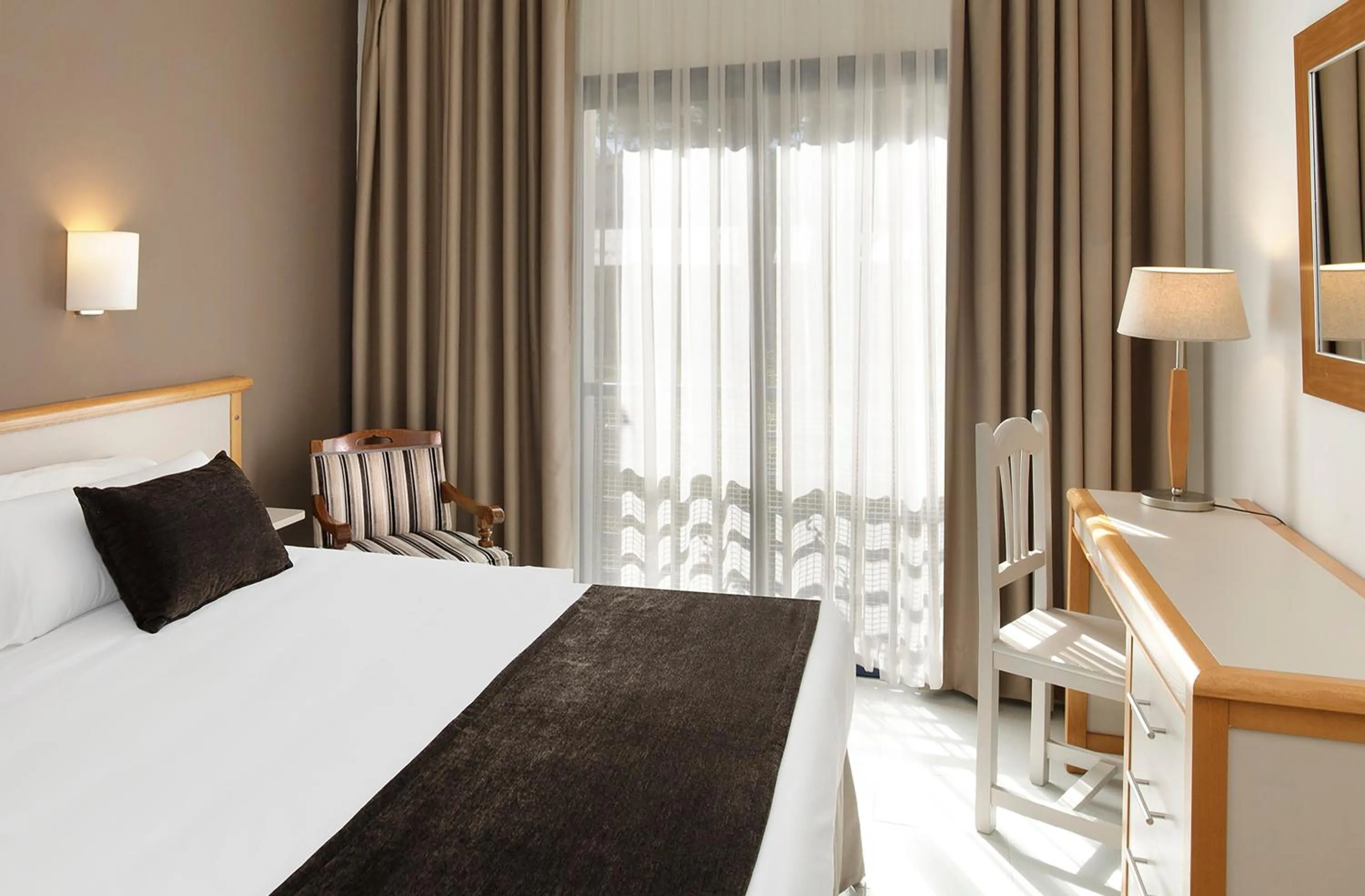 Bed in Sol Sancti Petri Aparthotel