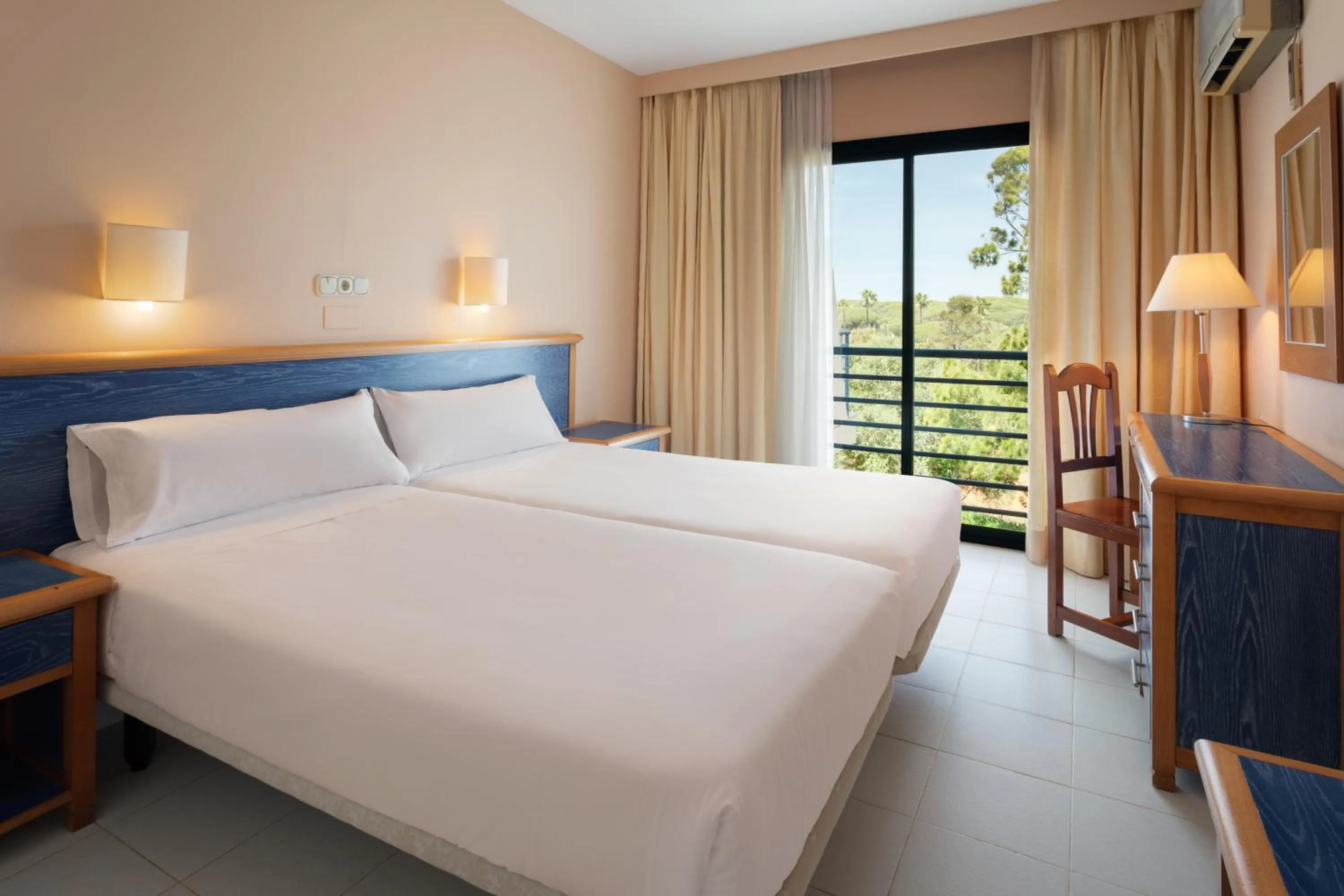 Bed in Sol Sancti Petri Aparthotel