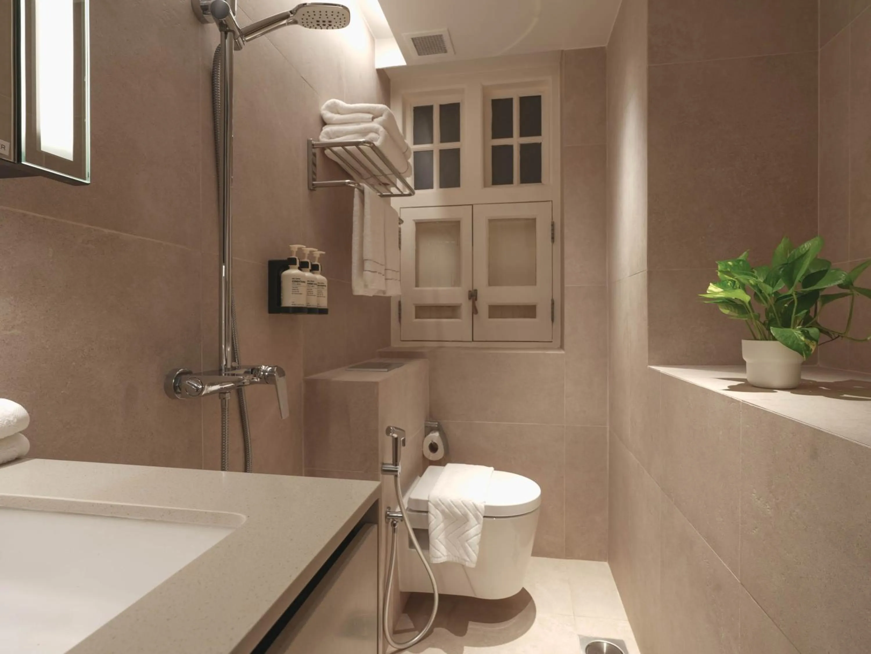 Toilet in Hotel 1900 Chinatown