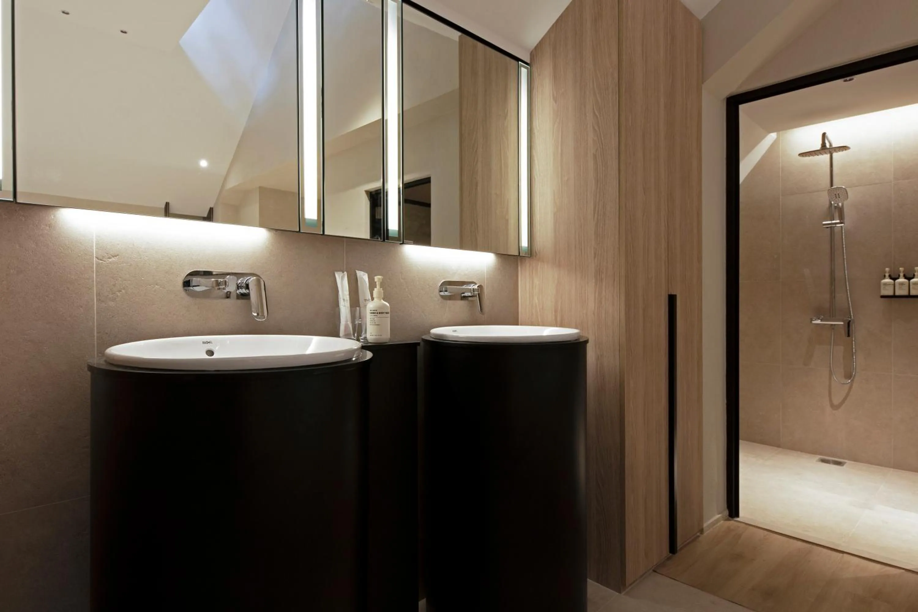 Toilet in Hotel 1900 Chinatown