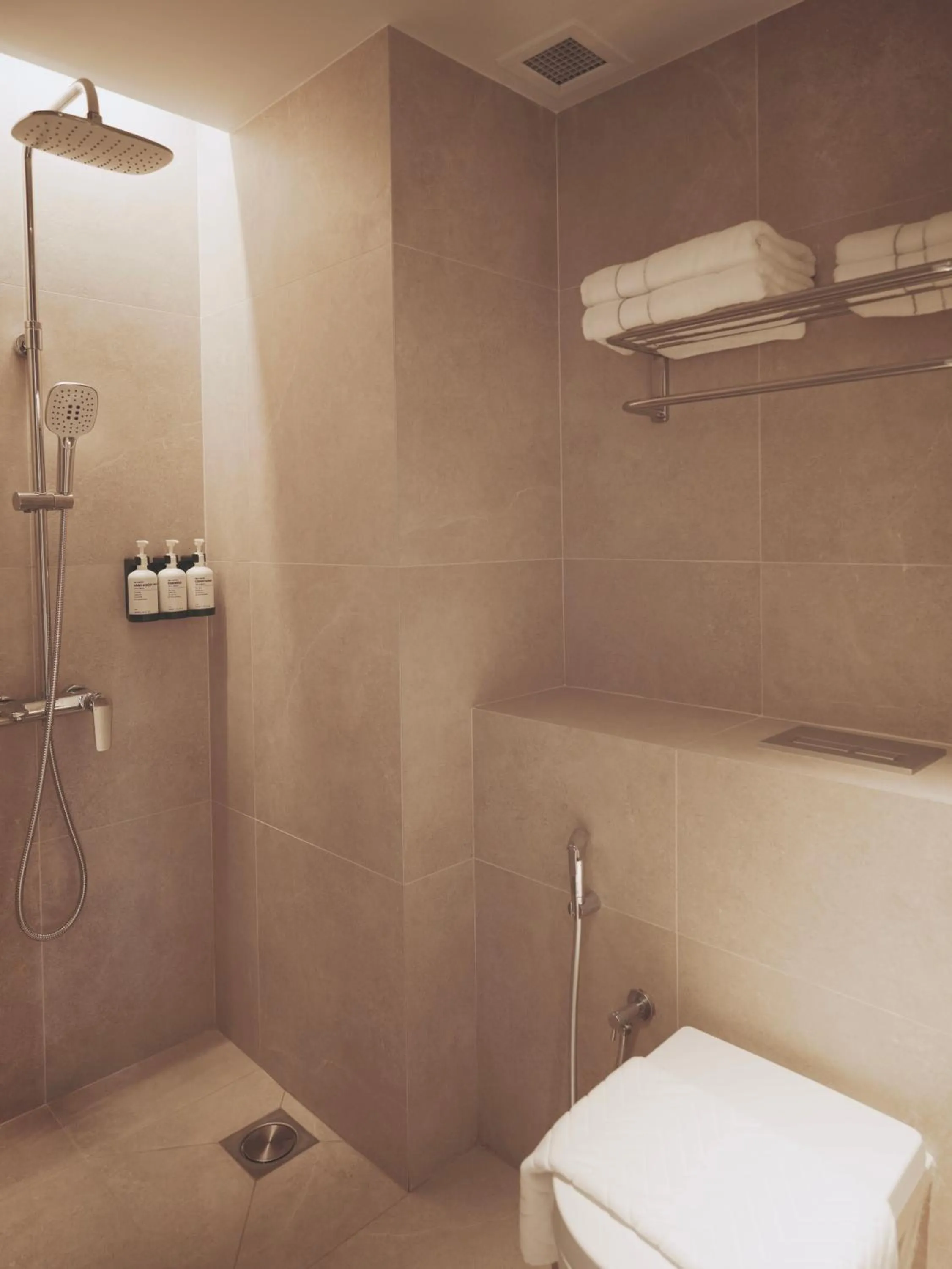 Bathroom in Hotel 1900 Chinatown