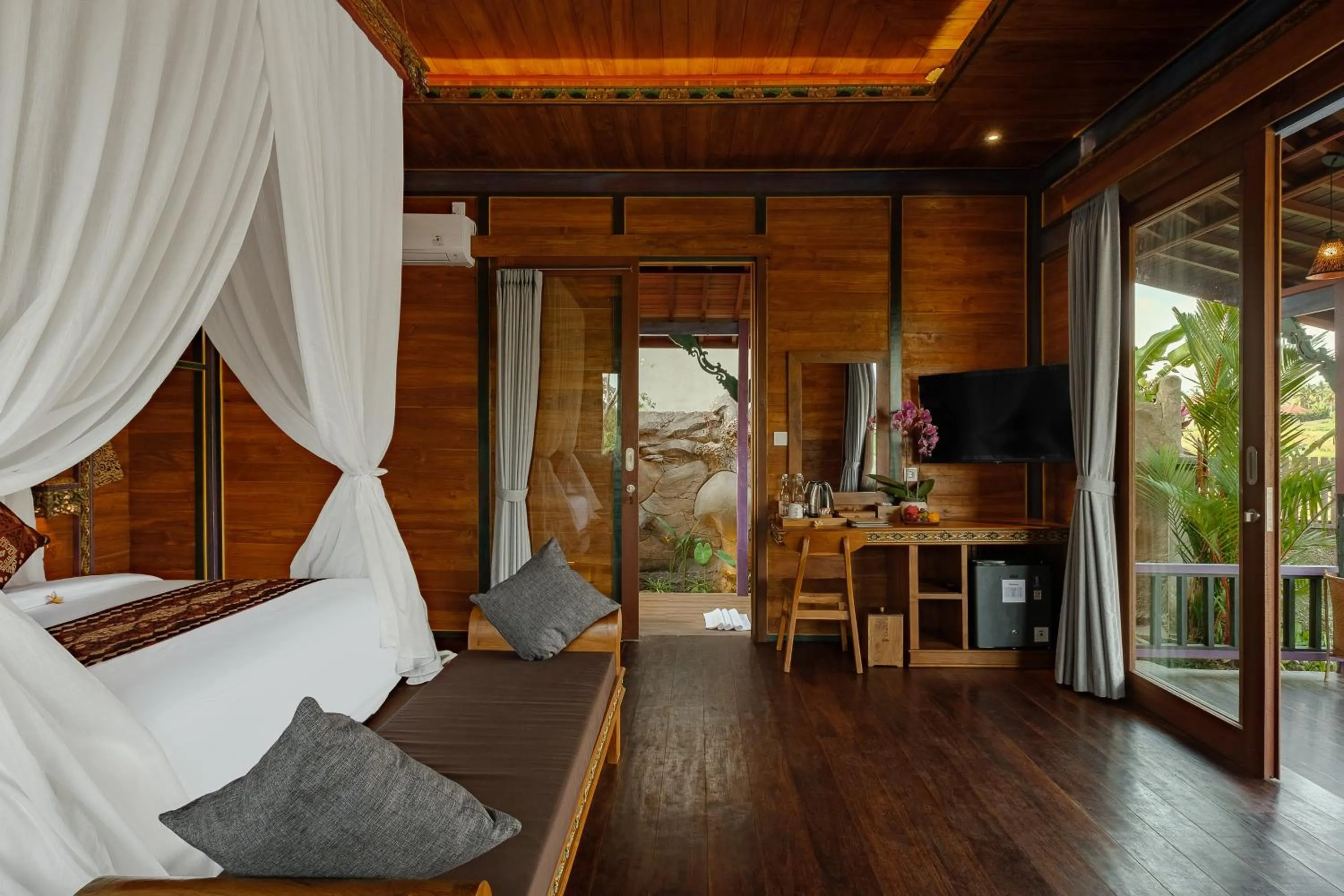 TV and multimedia in Gynandha Ubud Cottage