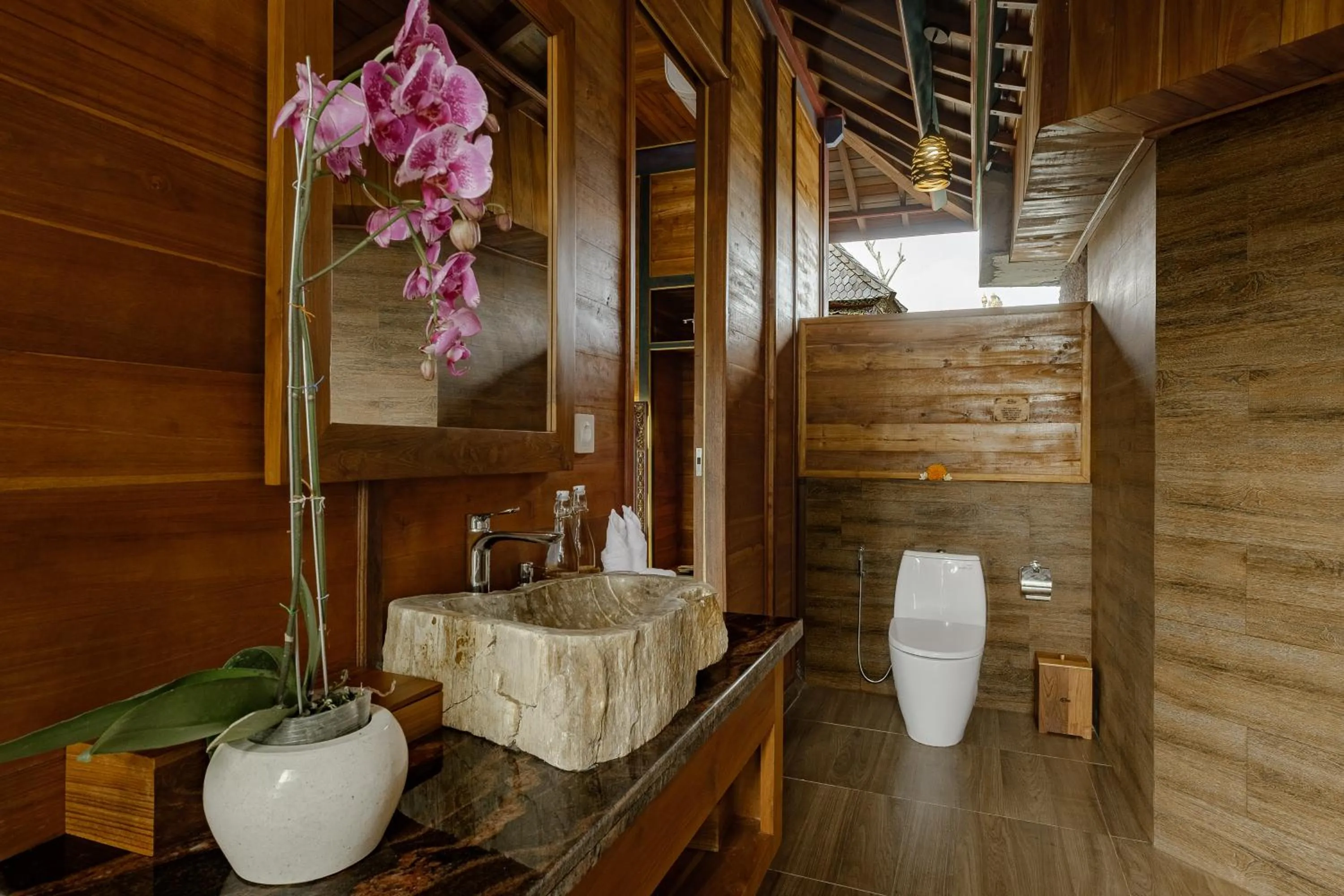 Toilet in Gynandha Ubud Cottage