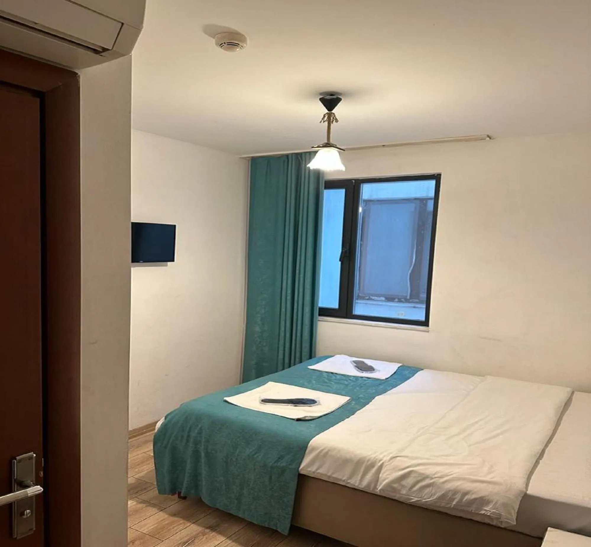 Photo of the whole room, Bed in Taksim Soushian Hotel