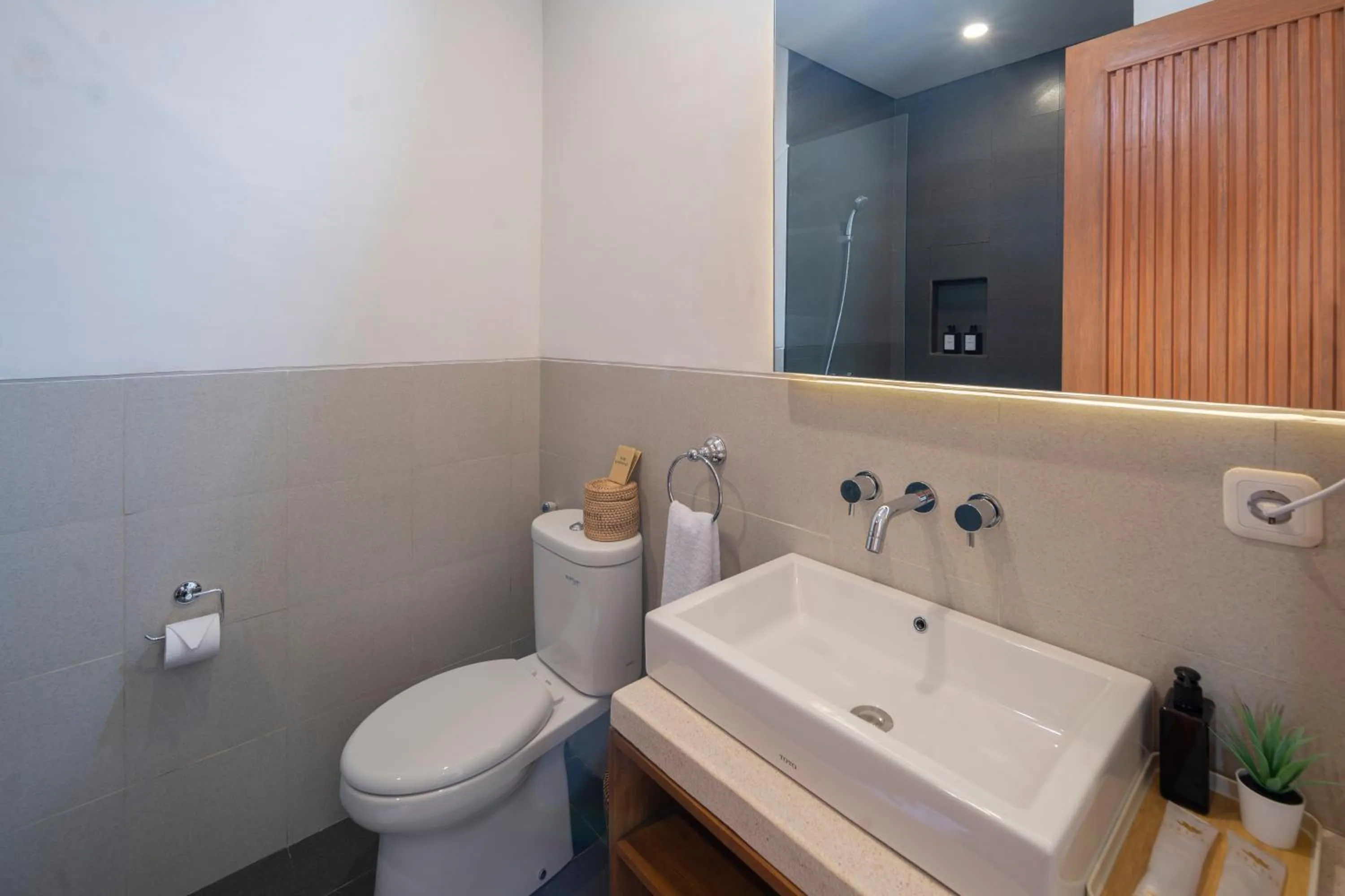 Toilet in Roomates Hostel Canggu by Ini Vie Hospitality