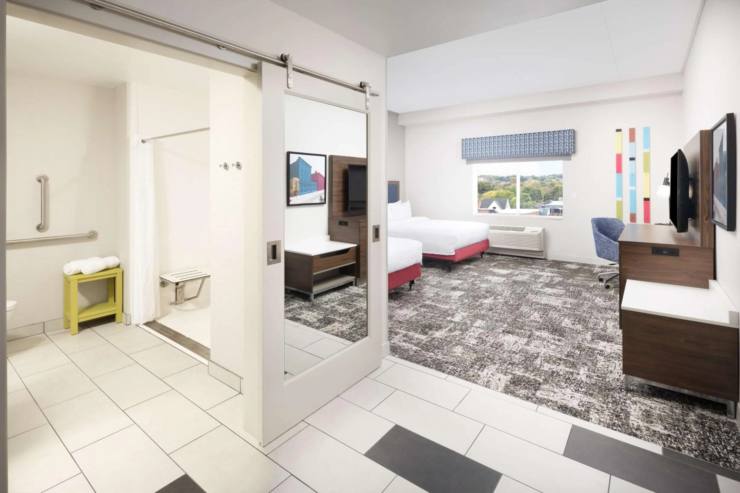 Bathroom, Bed in Hampton Inn & Suites Rochester Downtown