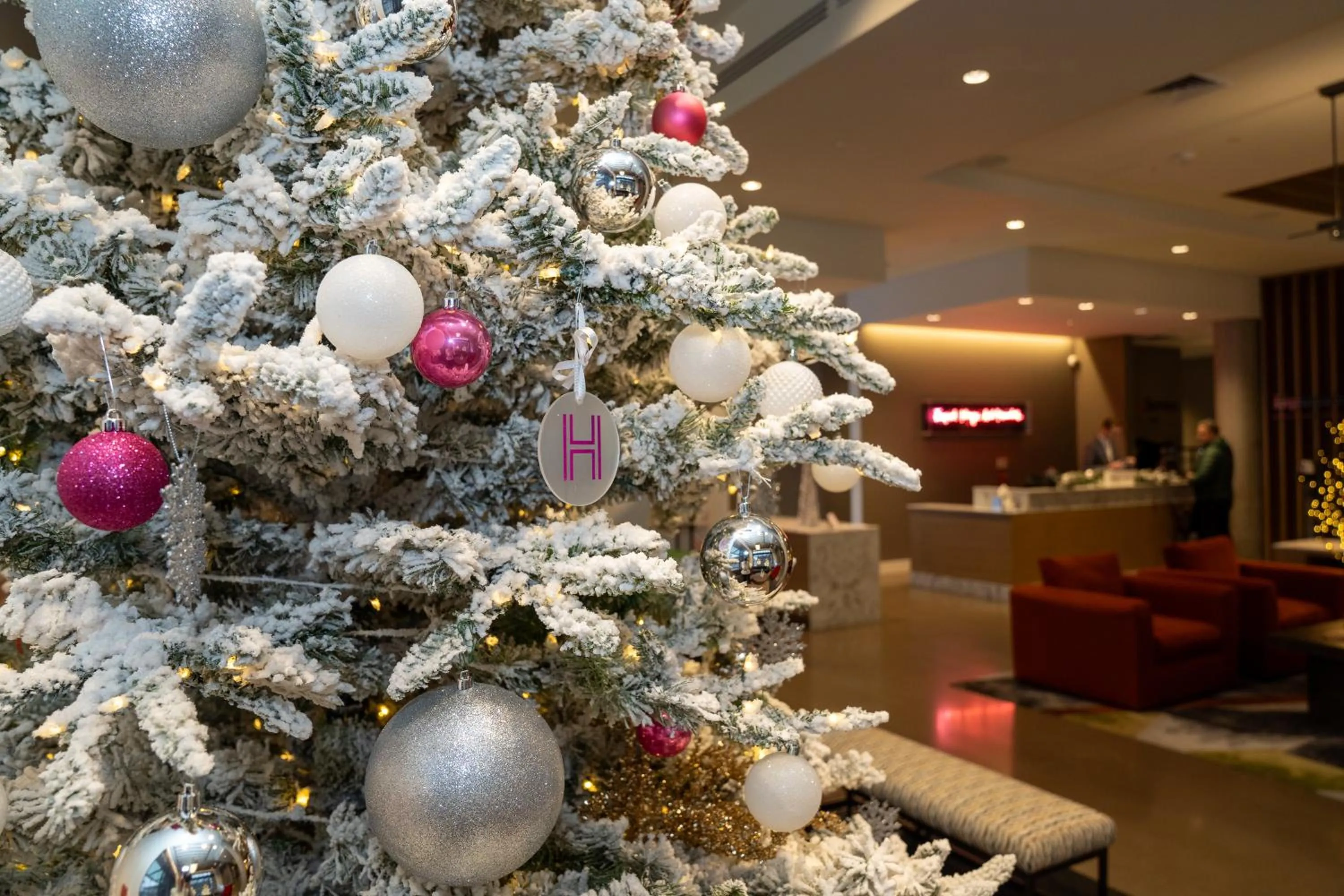 Lobby or reception in Holman Riverfront Park Hotel Salem, Tapestry By Hilton