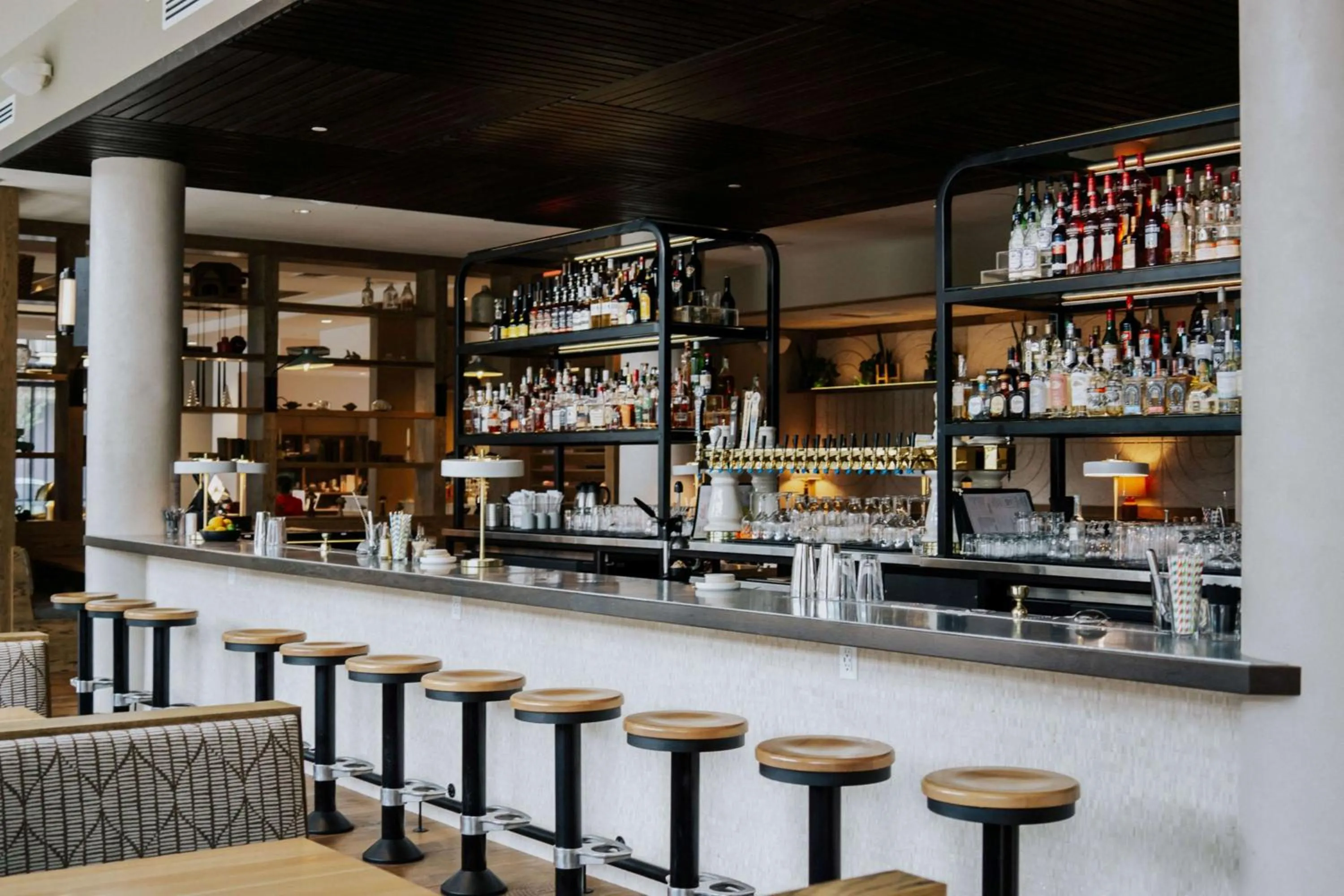 Restaurant/places to eat in Holman Riverfront Park Hotel Salem, Tapestry By Hilton