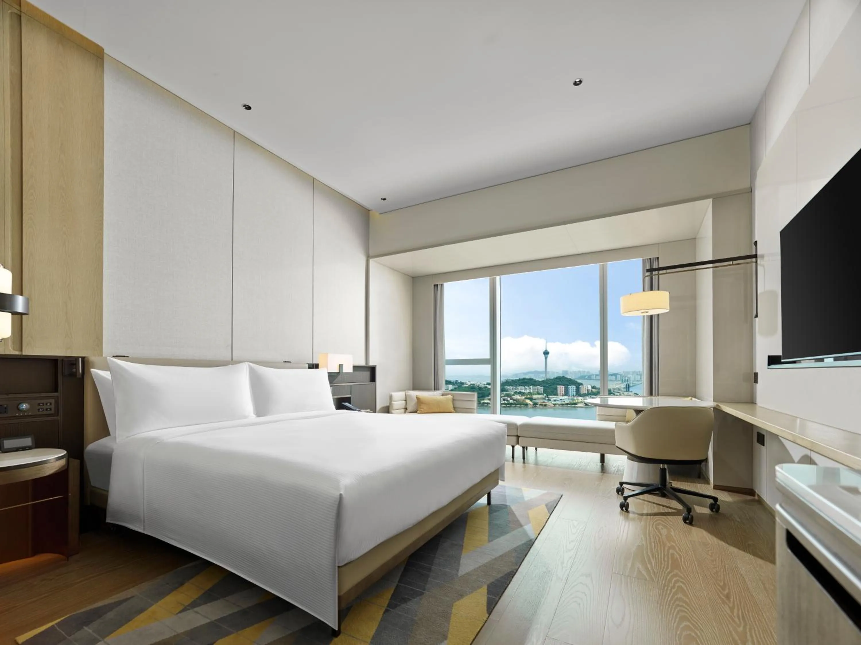 Photo of the whole room, Bed in Hilton Zhuhai