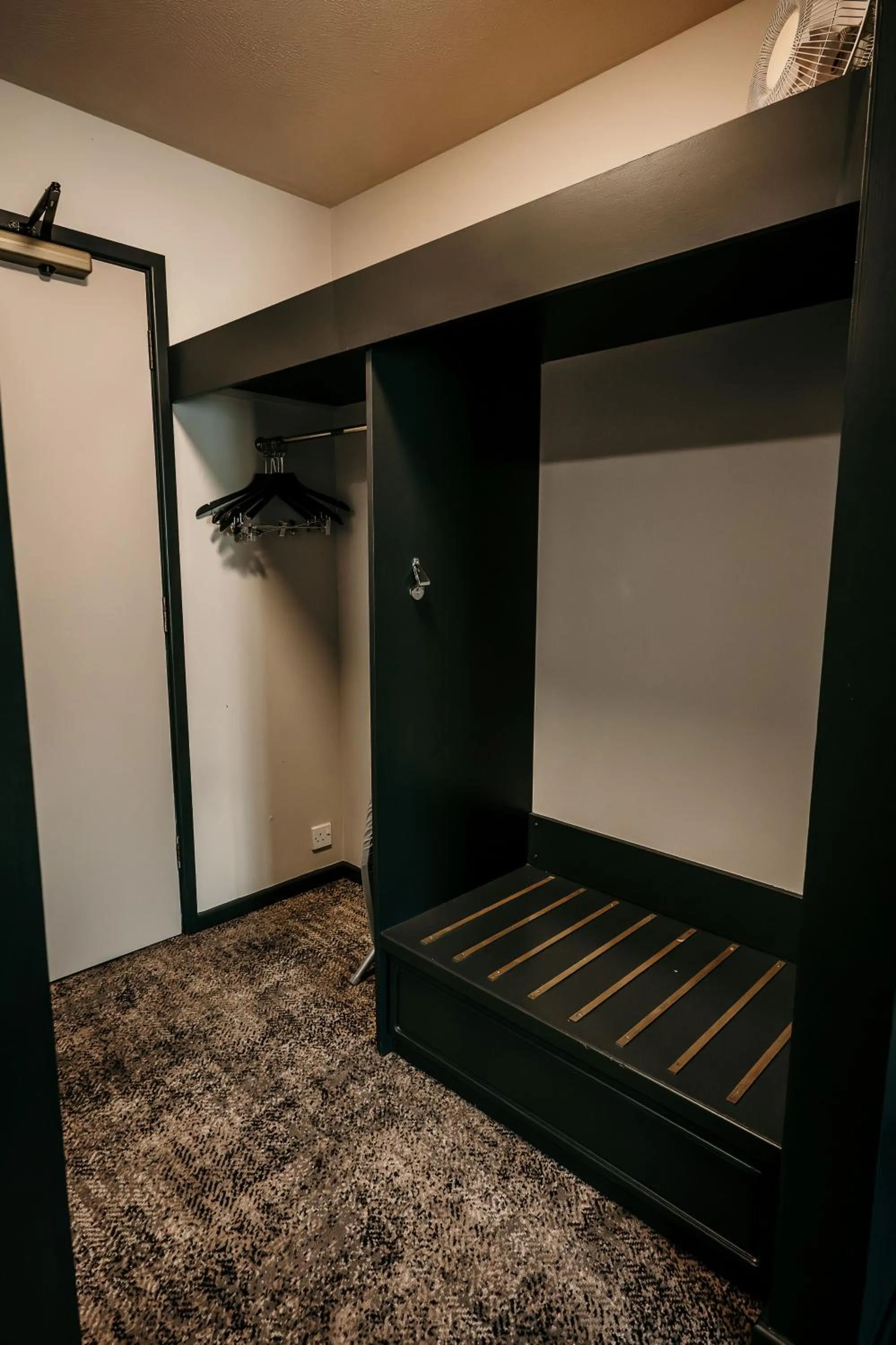 wardrobe, Bed in Cat & Lion Country Pub and Hotel