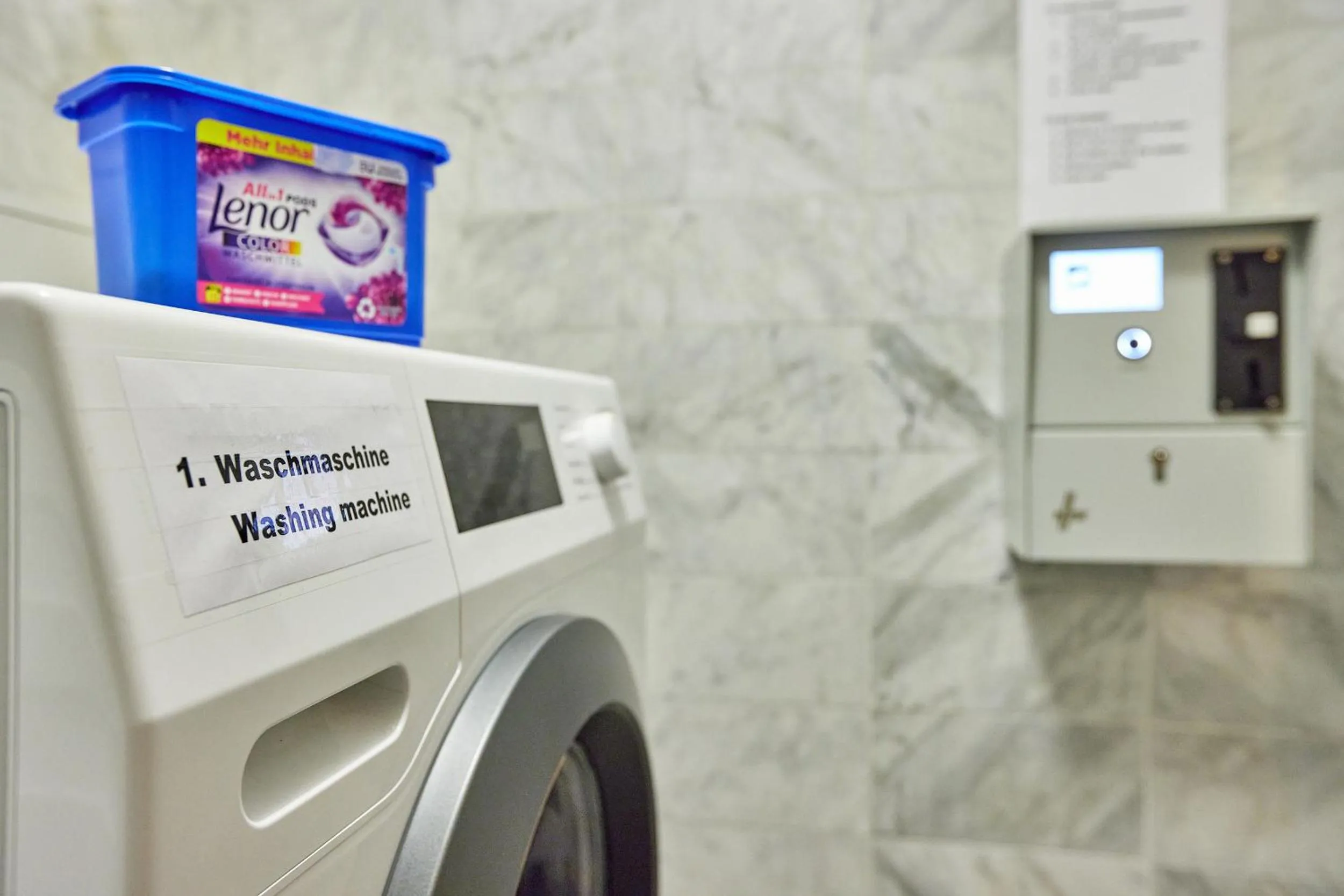 washing machine in Zum Turm - Apartments und Gästezimmer
