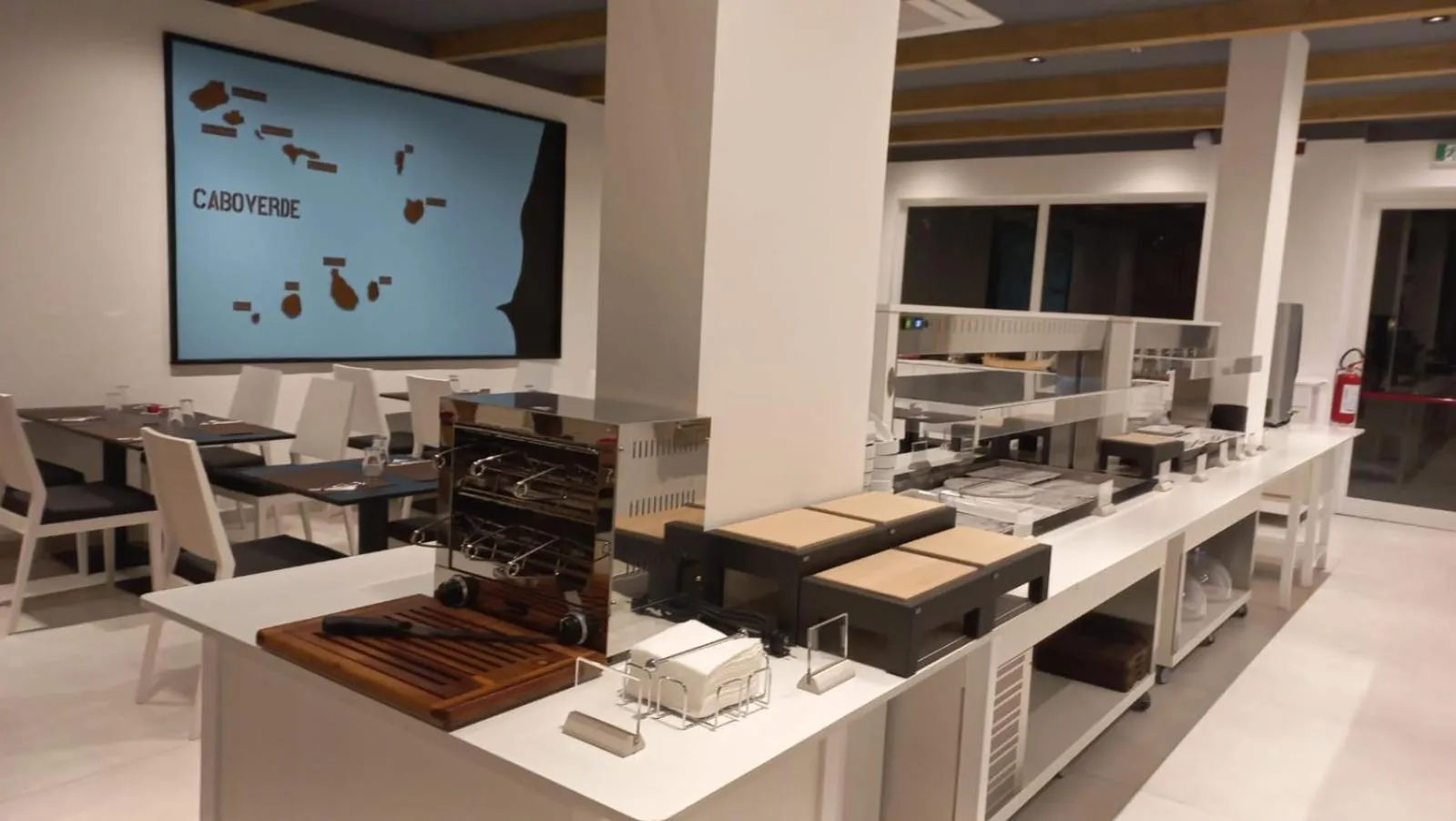 Restaurant/places to eat in Oasis White Hotel