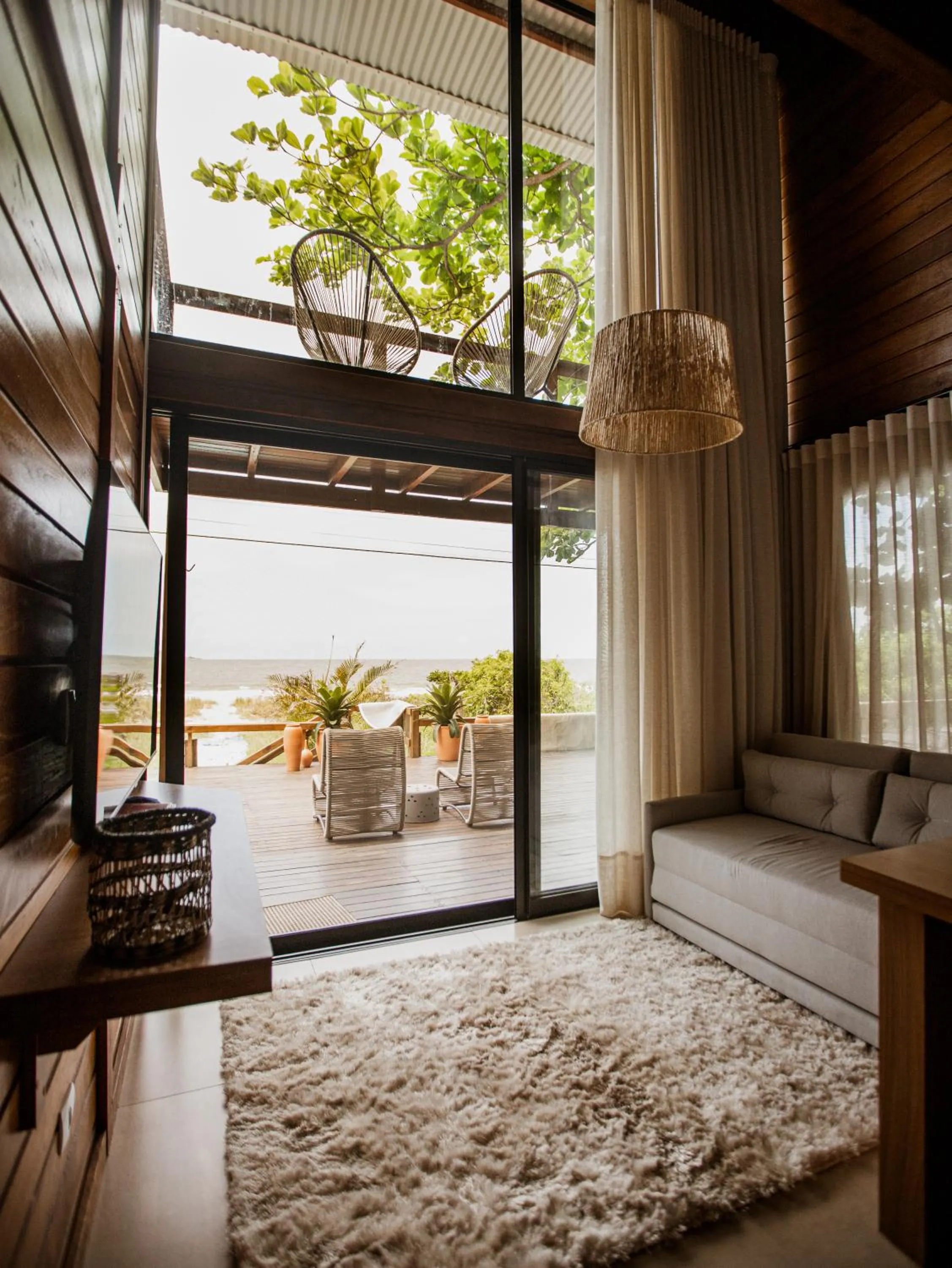 Living room, Bed in Ilha do Mel Lodges