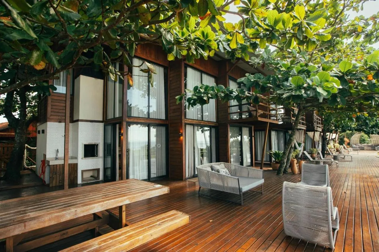 Property building in Ilha do Mel Lodges