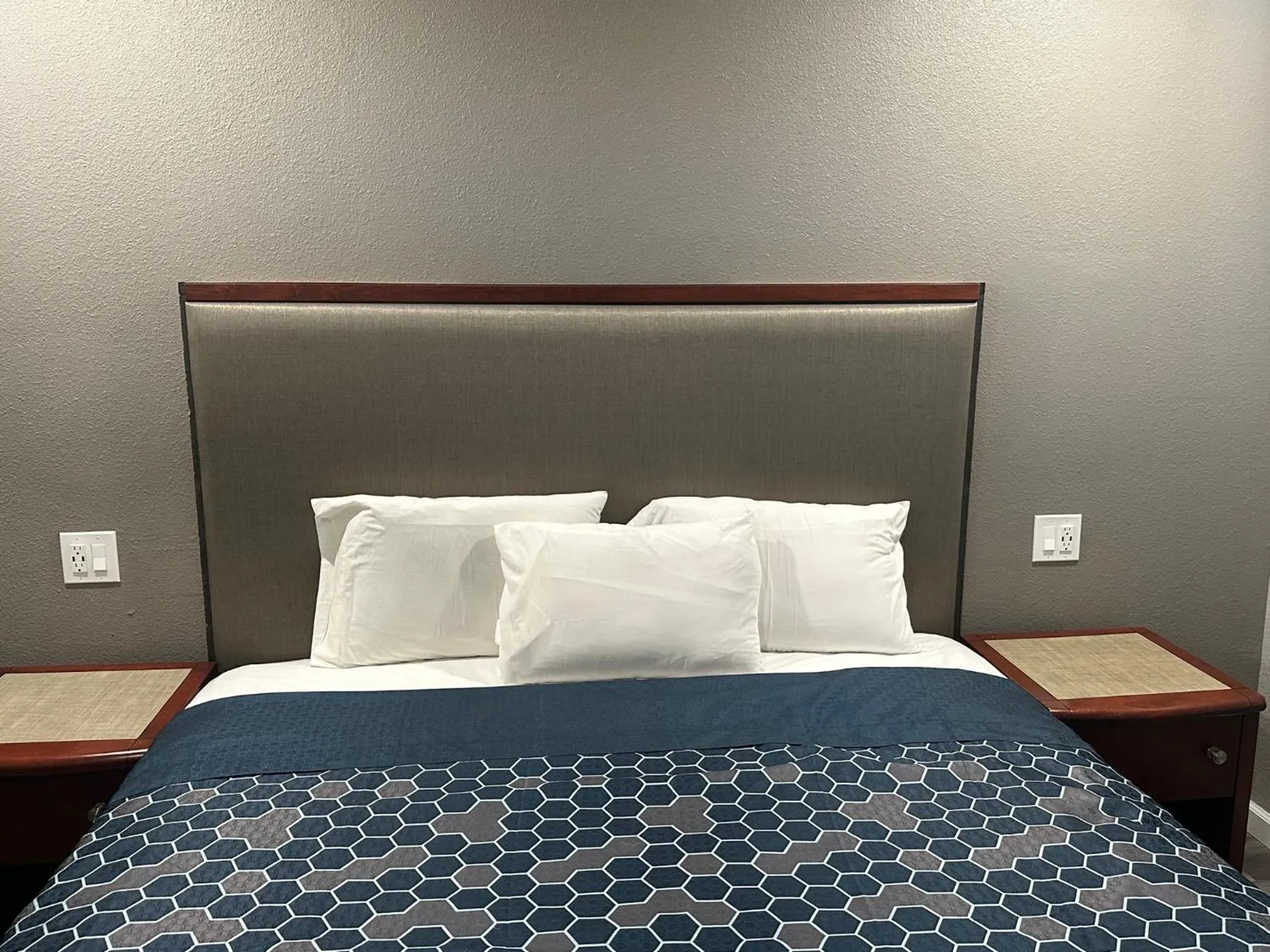 Bed in ROYAL MOTEL TRACY