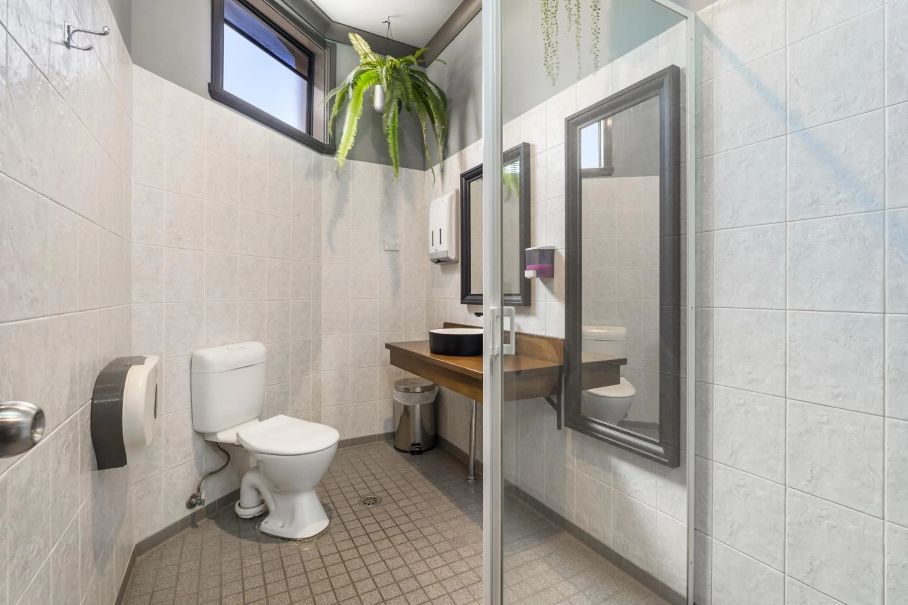 Shower in The Great Western Hotel